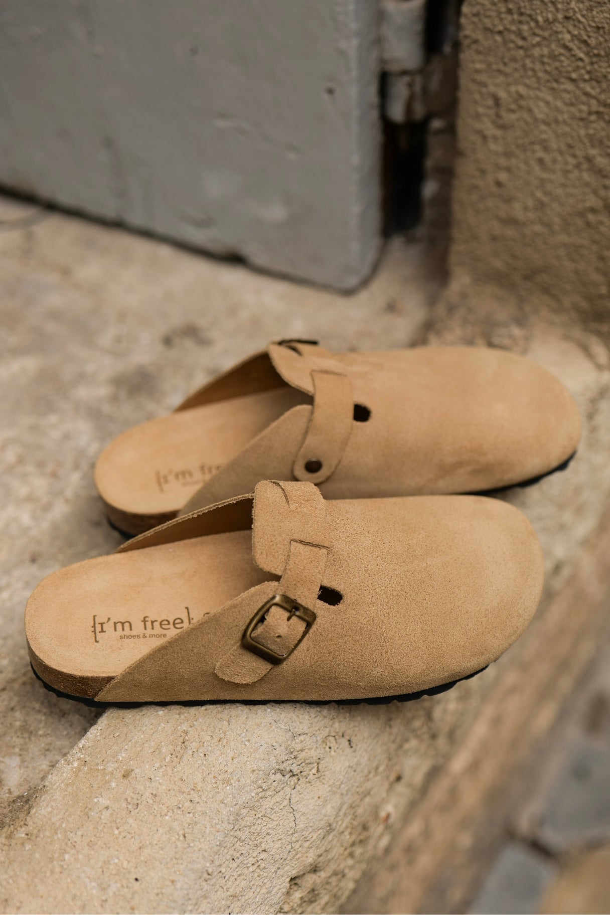 sabots beige en cuir suédé pour femme avec bride ajustable et semelle liège