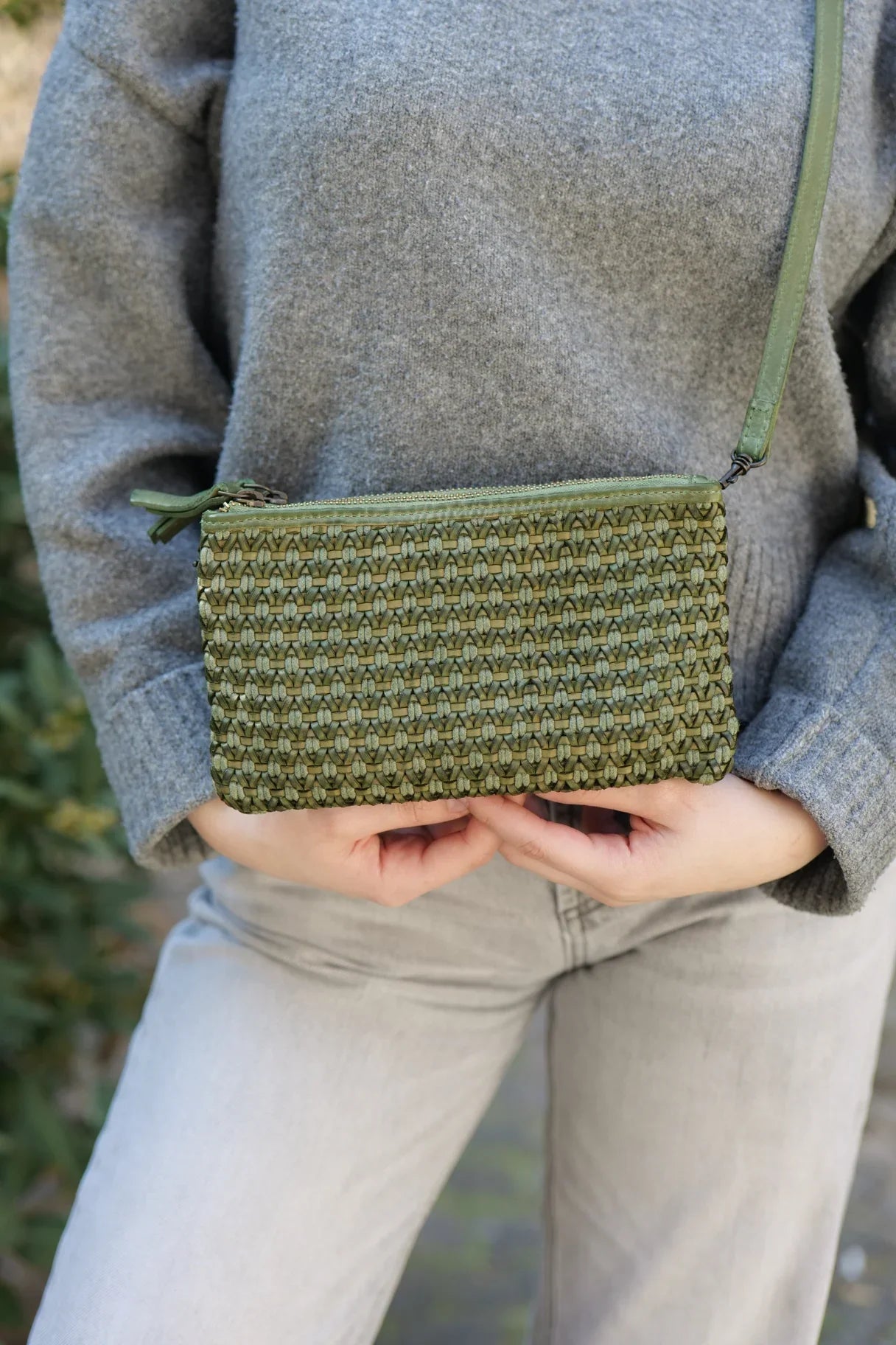 Pochette en cuir verte détails
