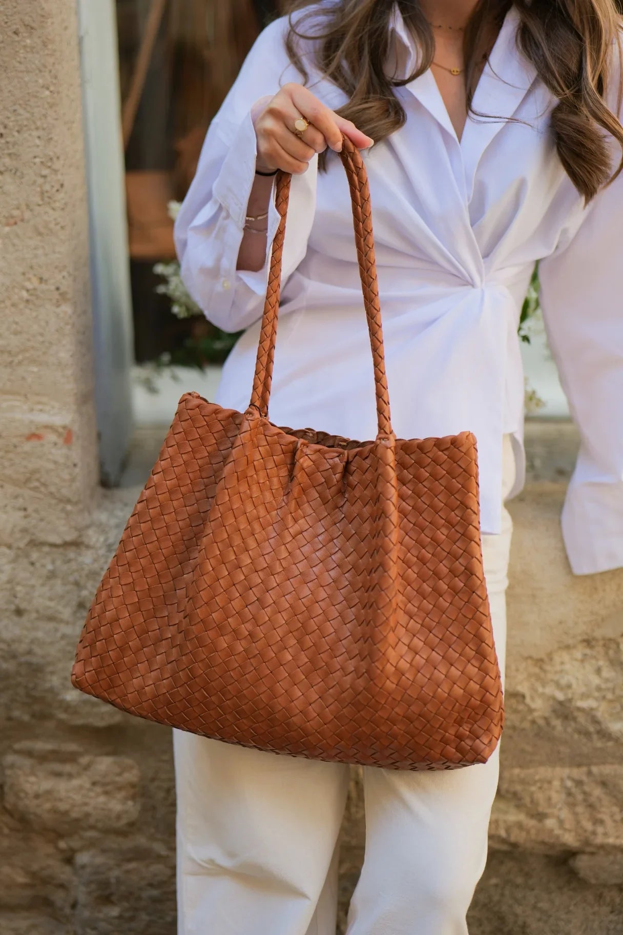 cabas tressé Naterra camel tenu à la main