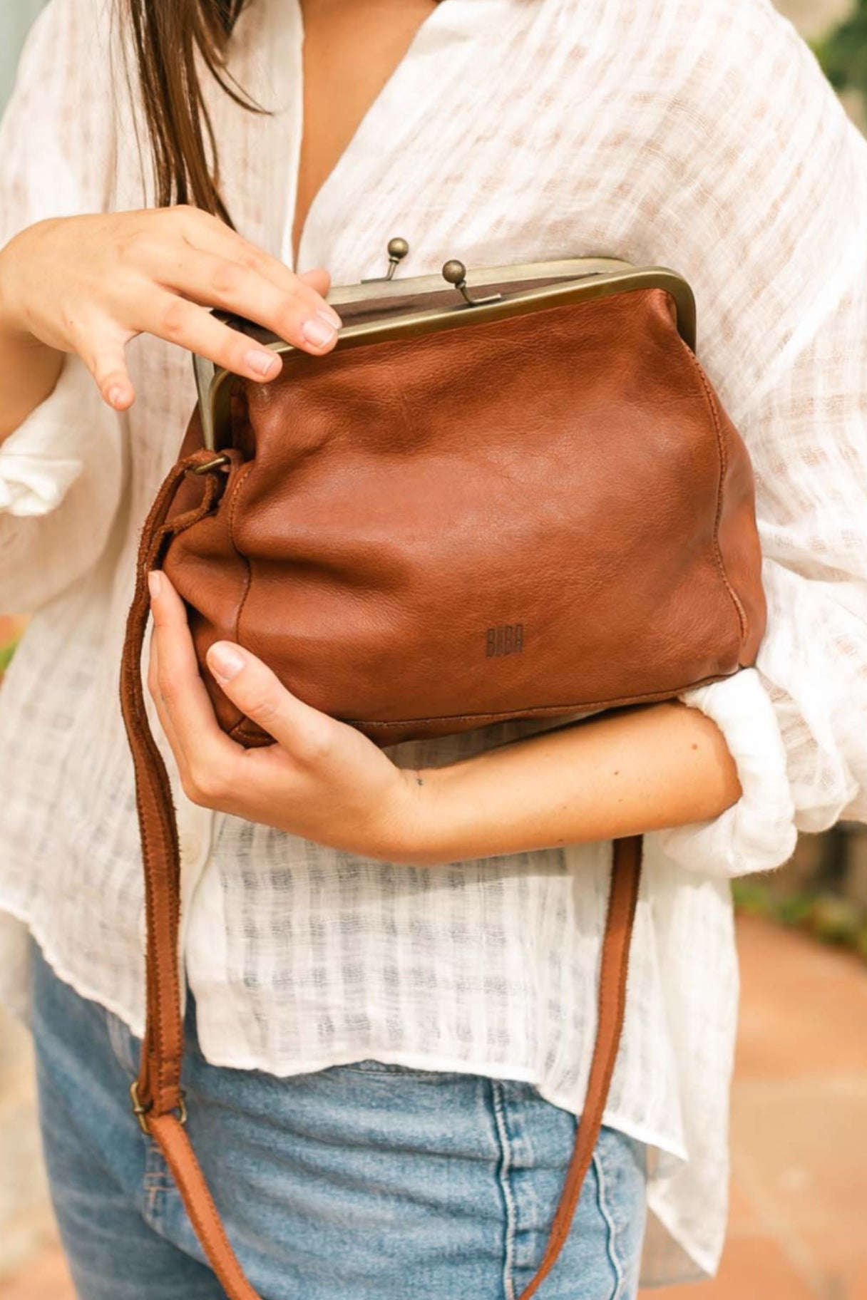 Sac bandoulière en cuir marron avec fermoir boule - BIBA