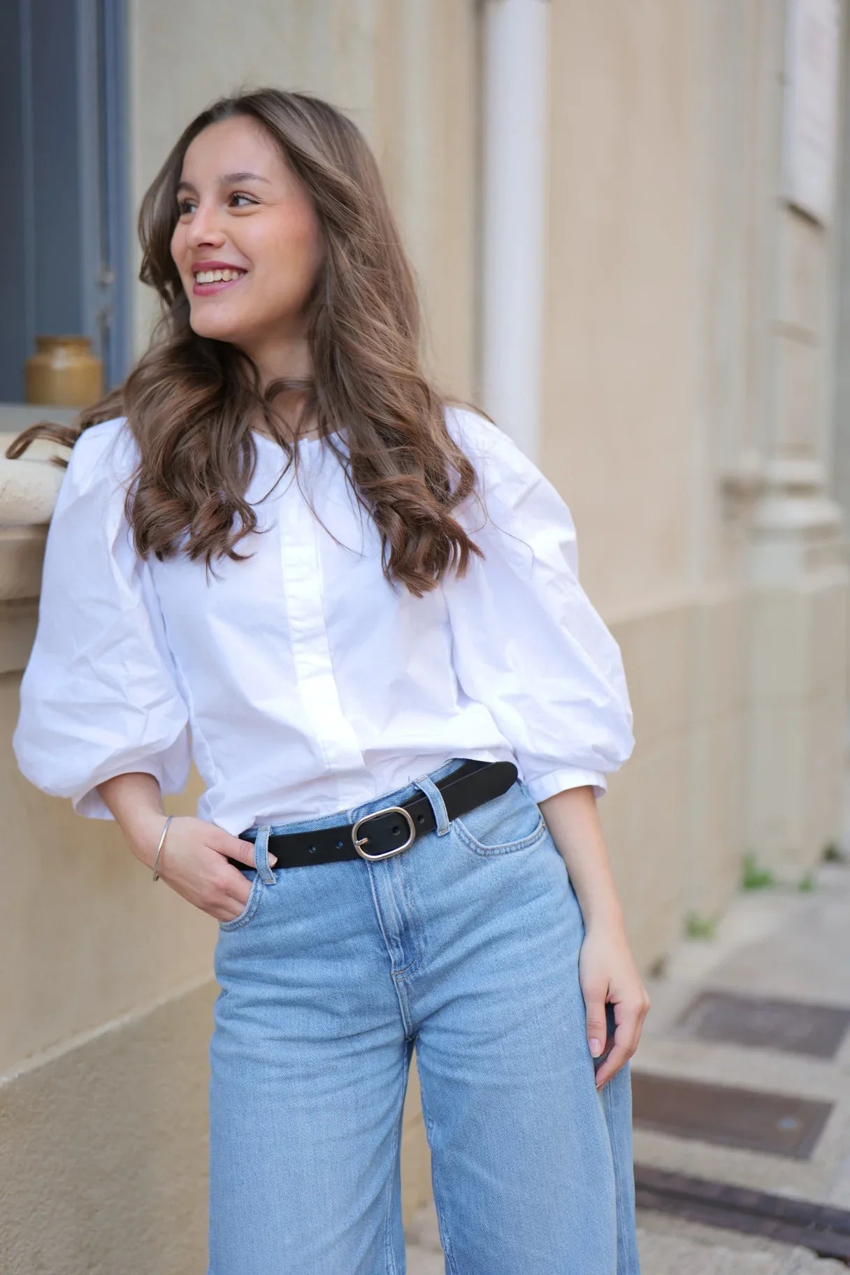 Ceinture simple en cuir de vachette noir portée avec jean Nappa maroquinerie