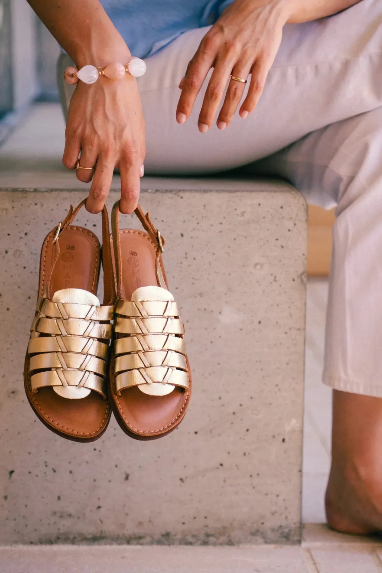 Détail tressage cuir sandales artisanales bronze