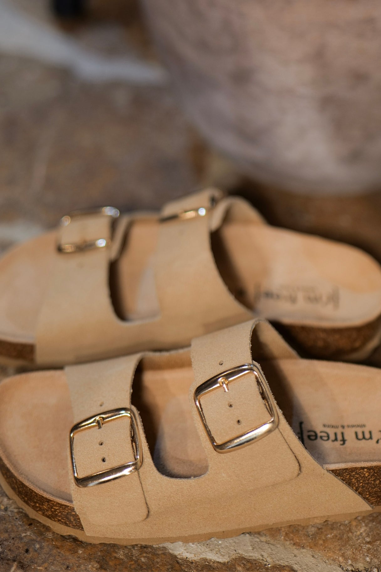 détail sandales femme beige en cuir suédé avec deux boucles réglables