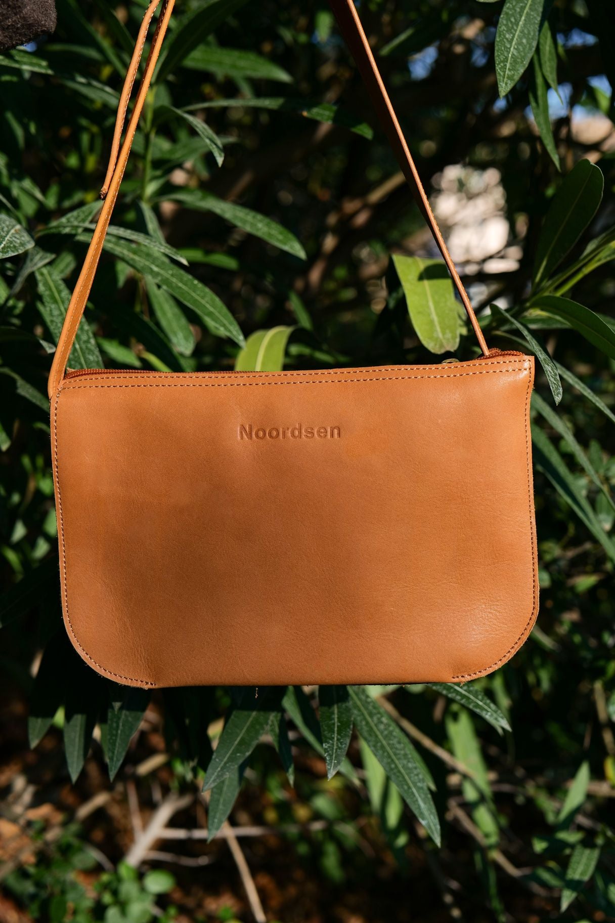 Sac bandoulière en cuir cognac pour femme, marque Noordsen, modèle N003-06. Vue de face