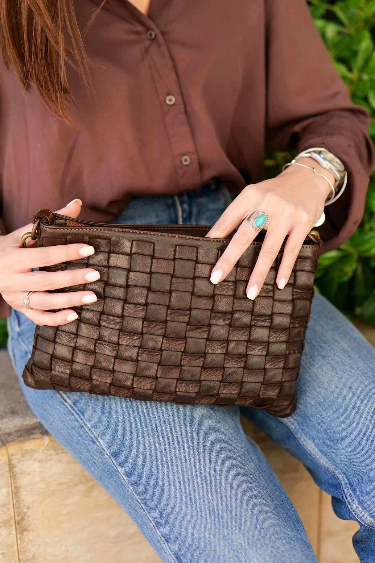 gros plan sur la pochette BS-238 marron foncé tenue à la main