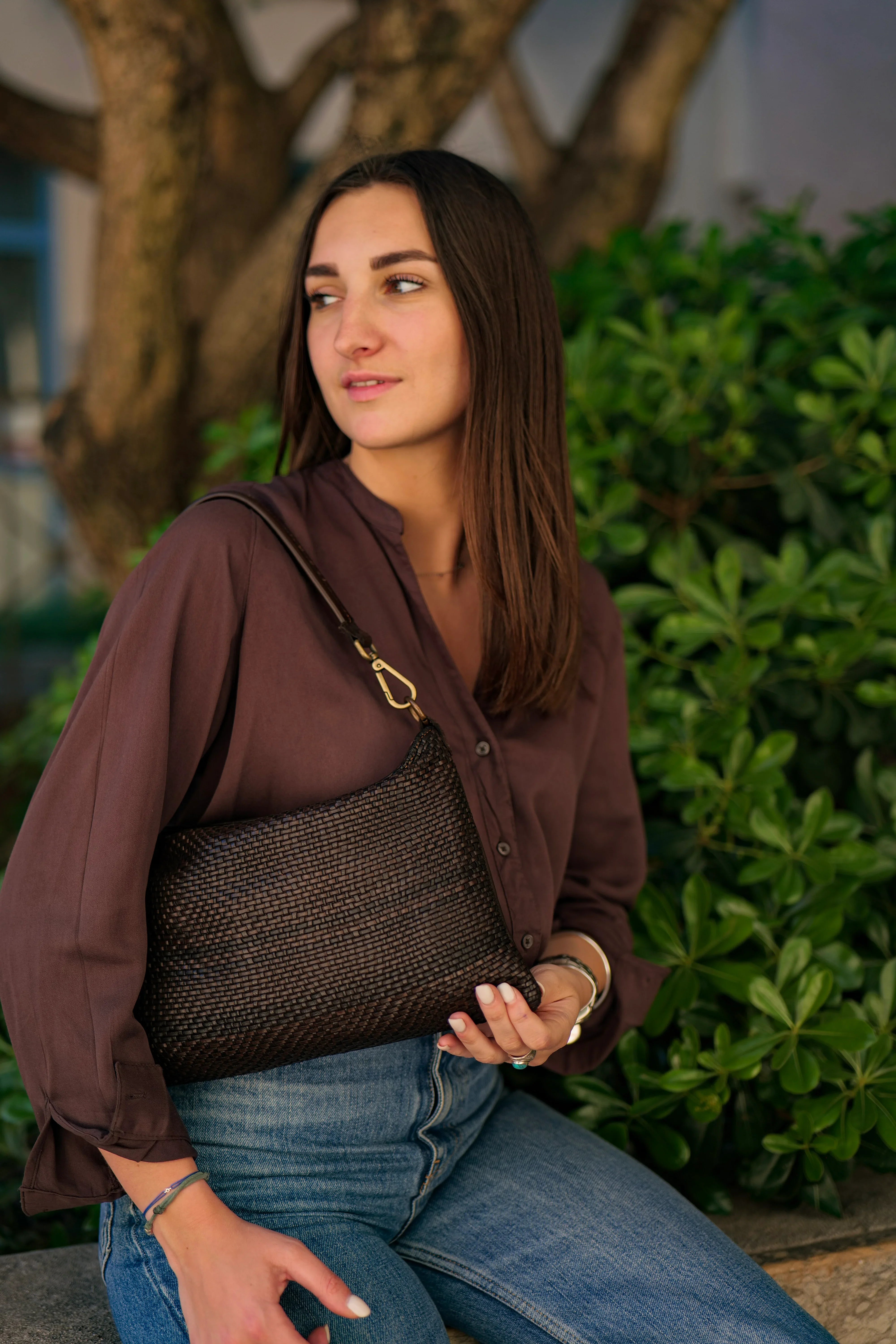 pochette BS-329 en cuir tressé chocolat portée à l’épaule