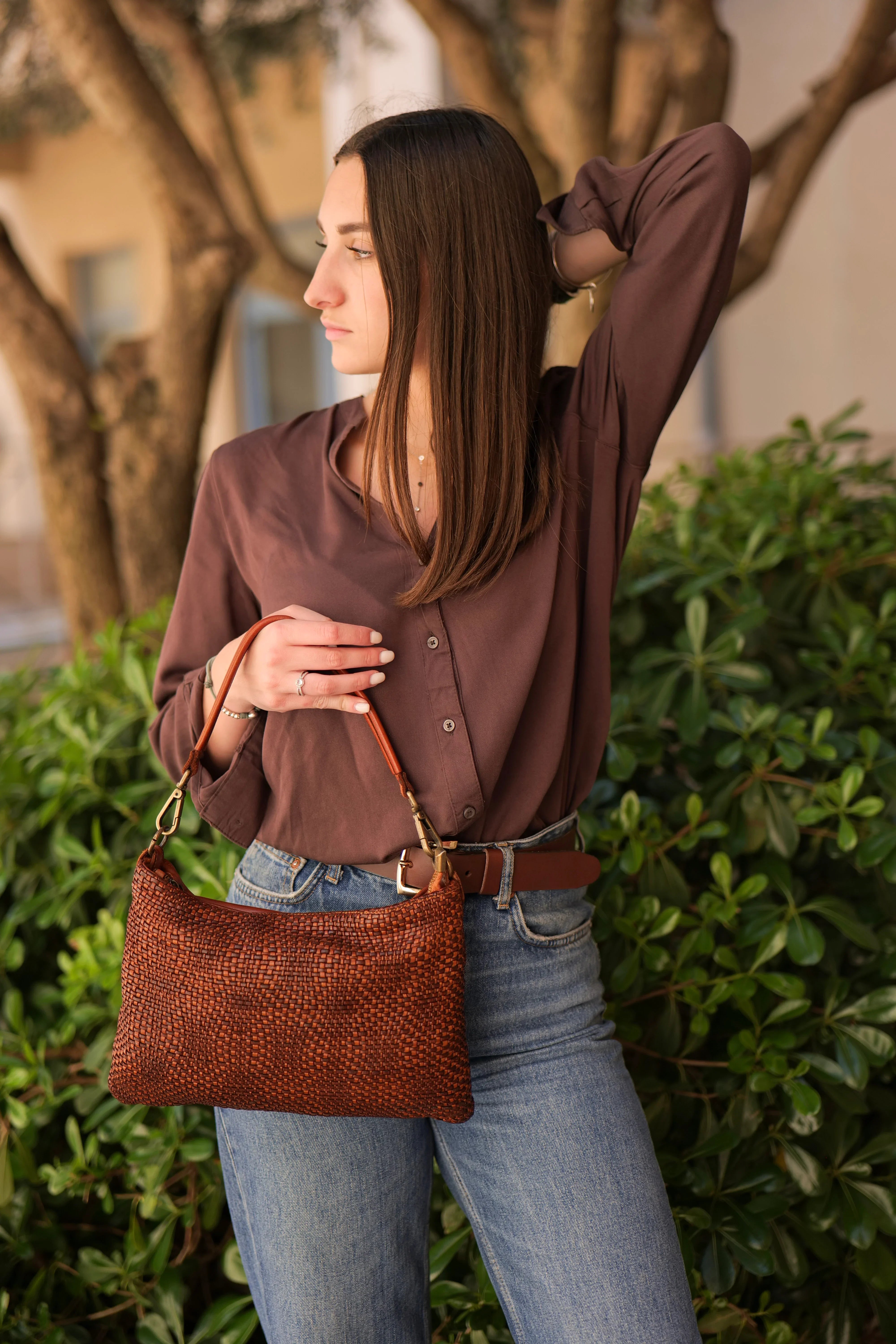 pochette BS-329 en cuir tressé marron portée main