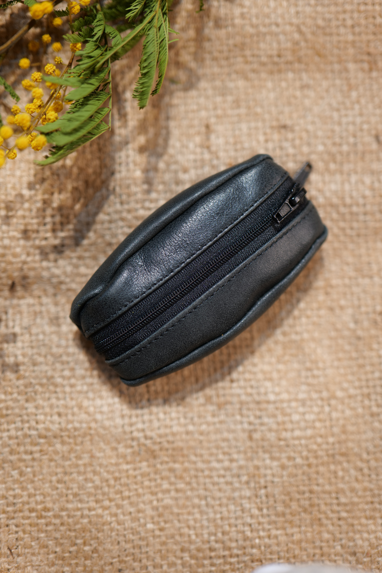 Porte-monnaie en cuir noir avec chaînette porte-clés intégrée