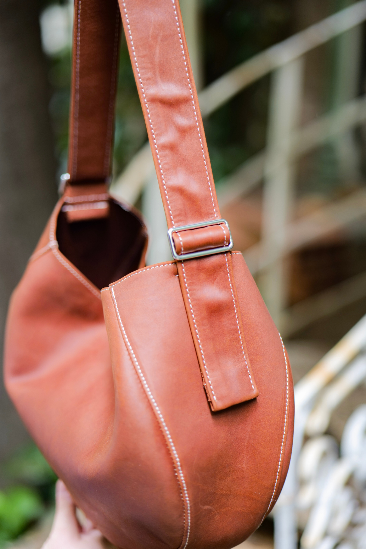 Détail de la bandoulière du sac Amazone et couture blanche
