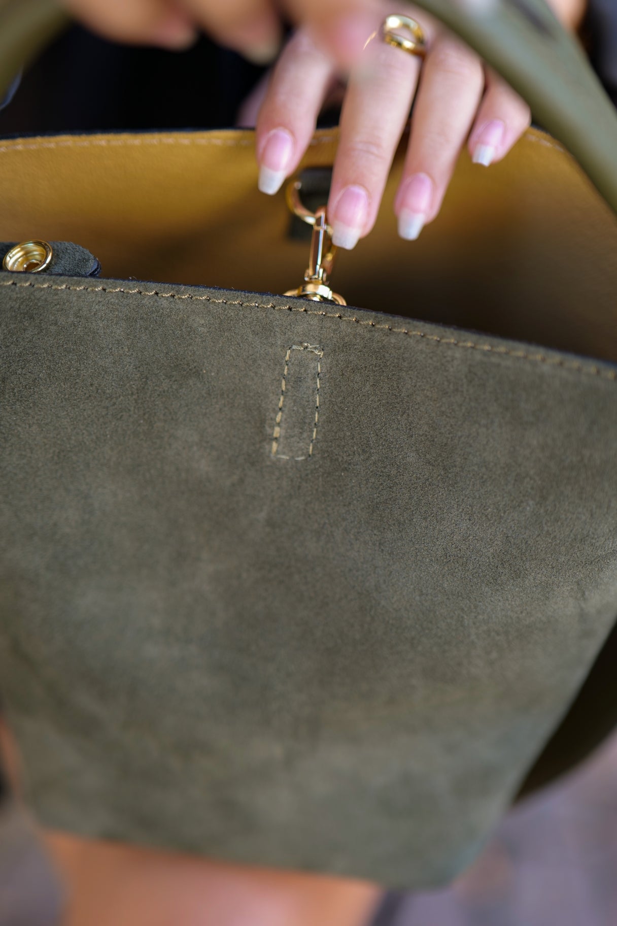 Sac seau en daim et en cuir de couleur kaki - Nappa