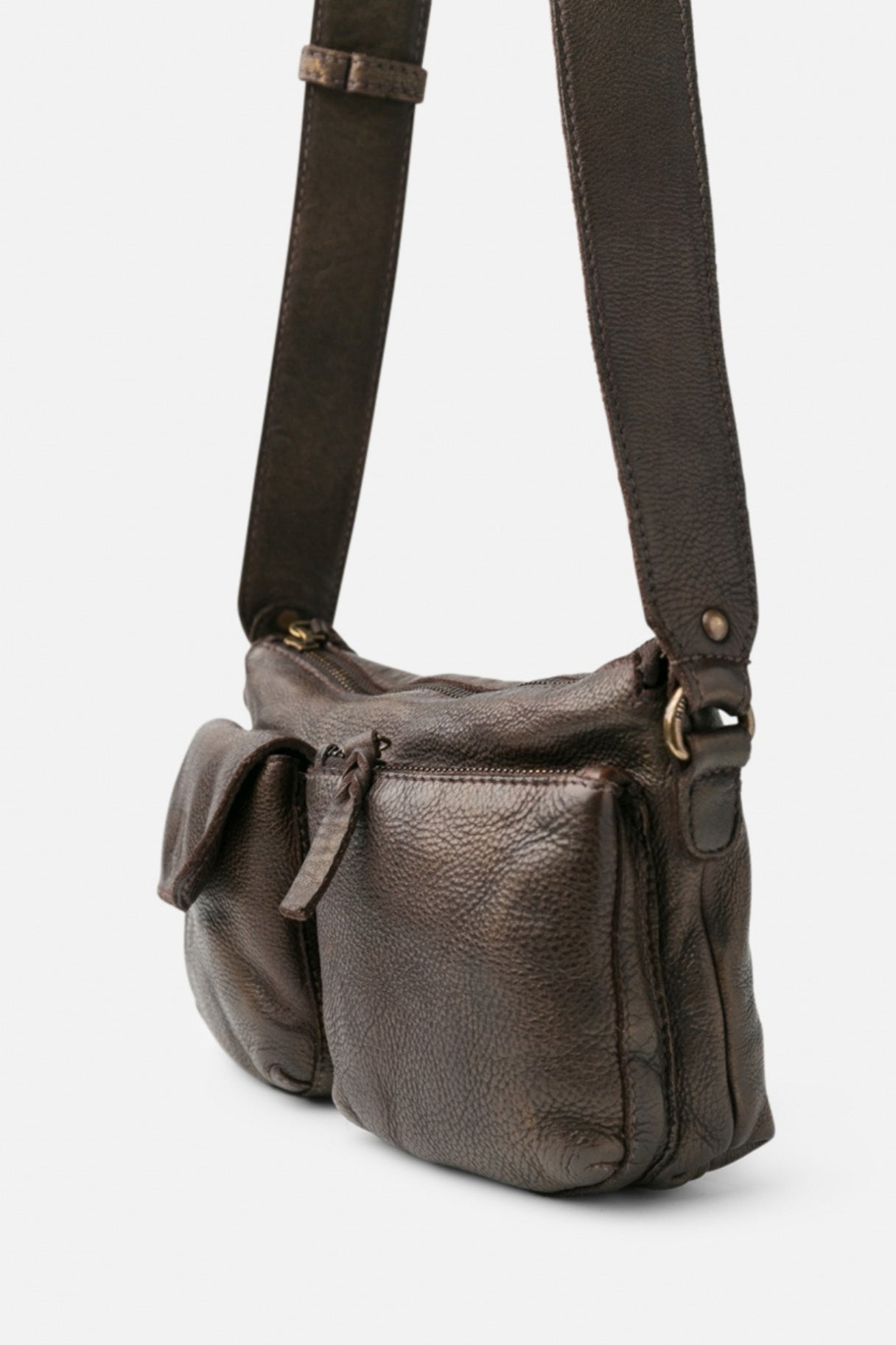 Sac bandoulière Biba KEO1L en cuir effet nacré coloris vue sur le coté