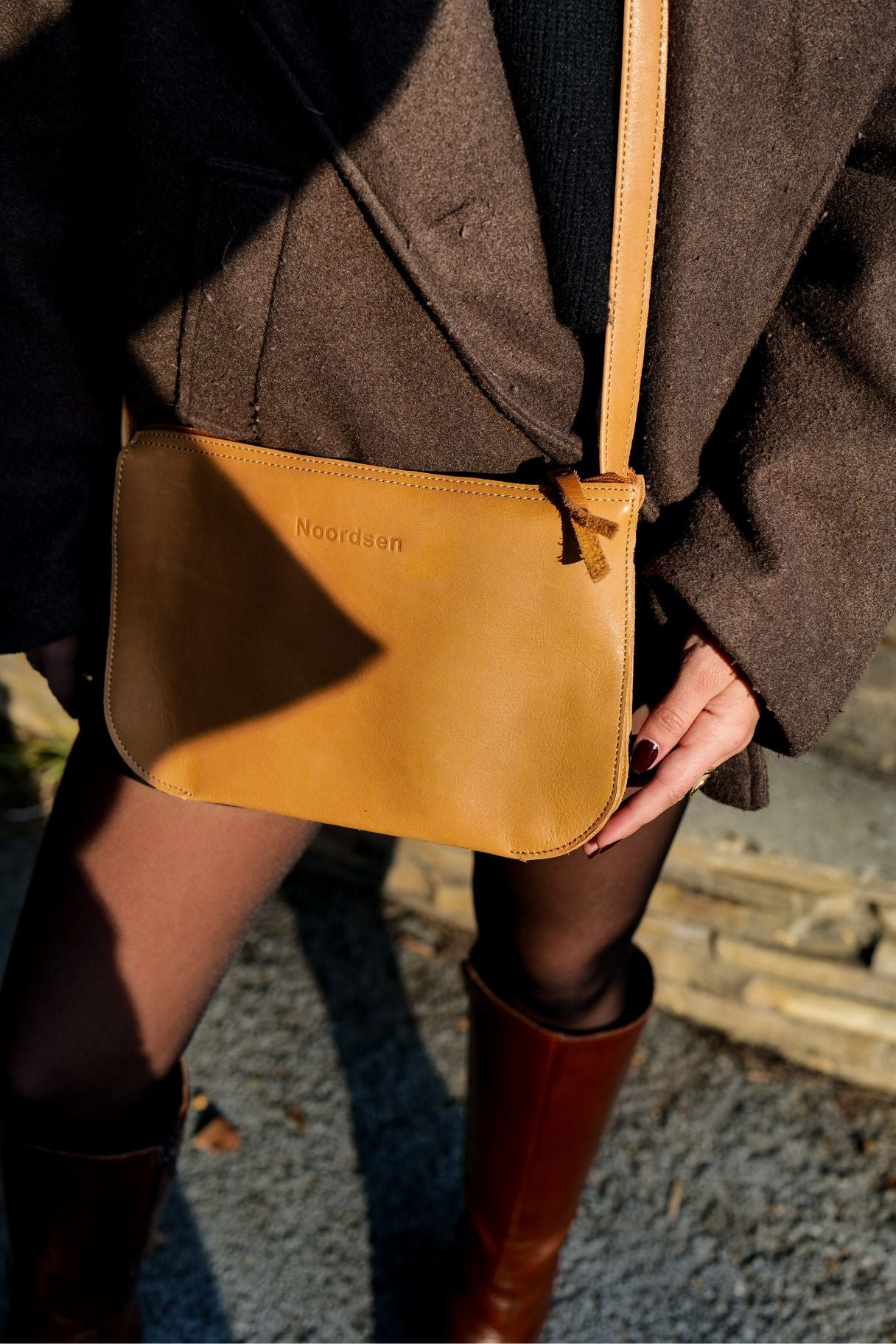 sac bandoulière en cuir cognac Noordsen N003-06 en bandoulière