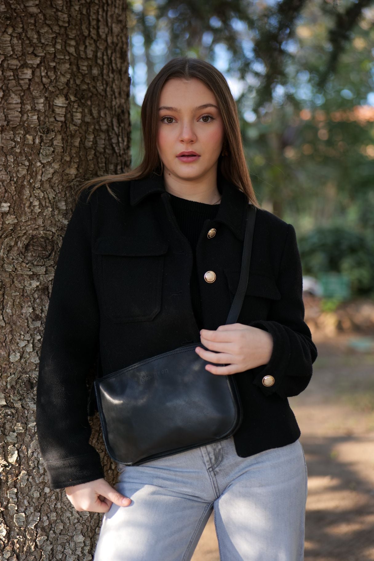 Femme portant le sac bandoulière en cuir noir Noordsen N003-06 en crossbag