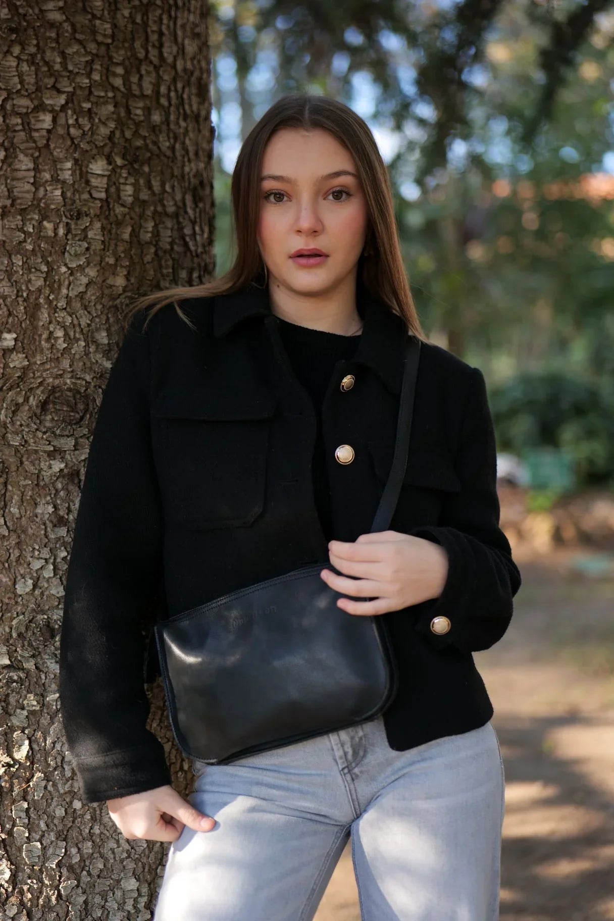 Femme portant le sac bandoulière en cuir noir Noordsen N003-06 en crossbag