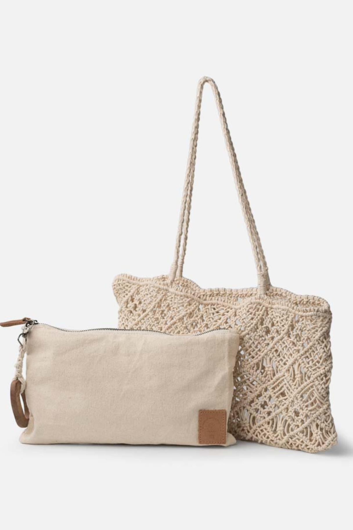 Sac baguette Biba en coton crochet beige avec anneau en bois et pochette de rangement intérieure détail