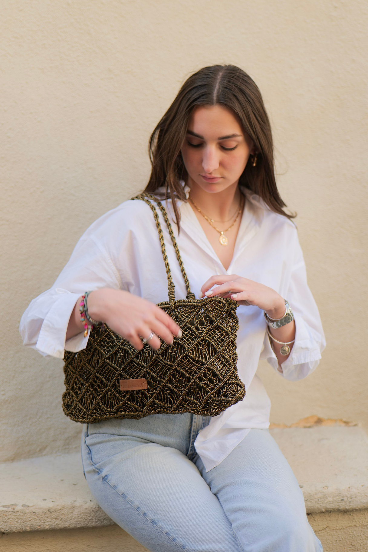 Sac baguette Biba crocheté couleur bronze porté