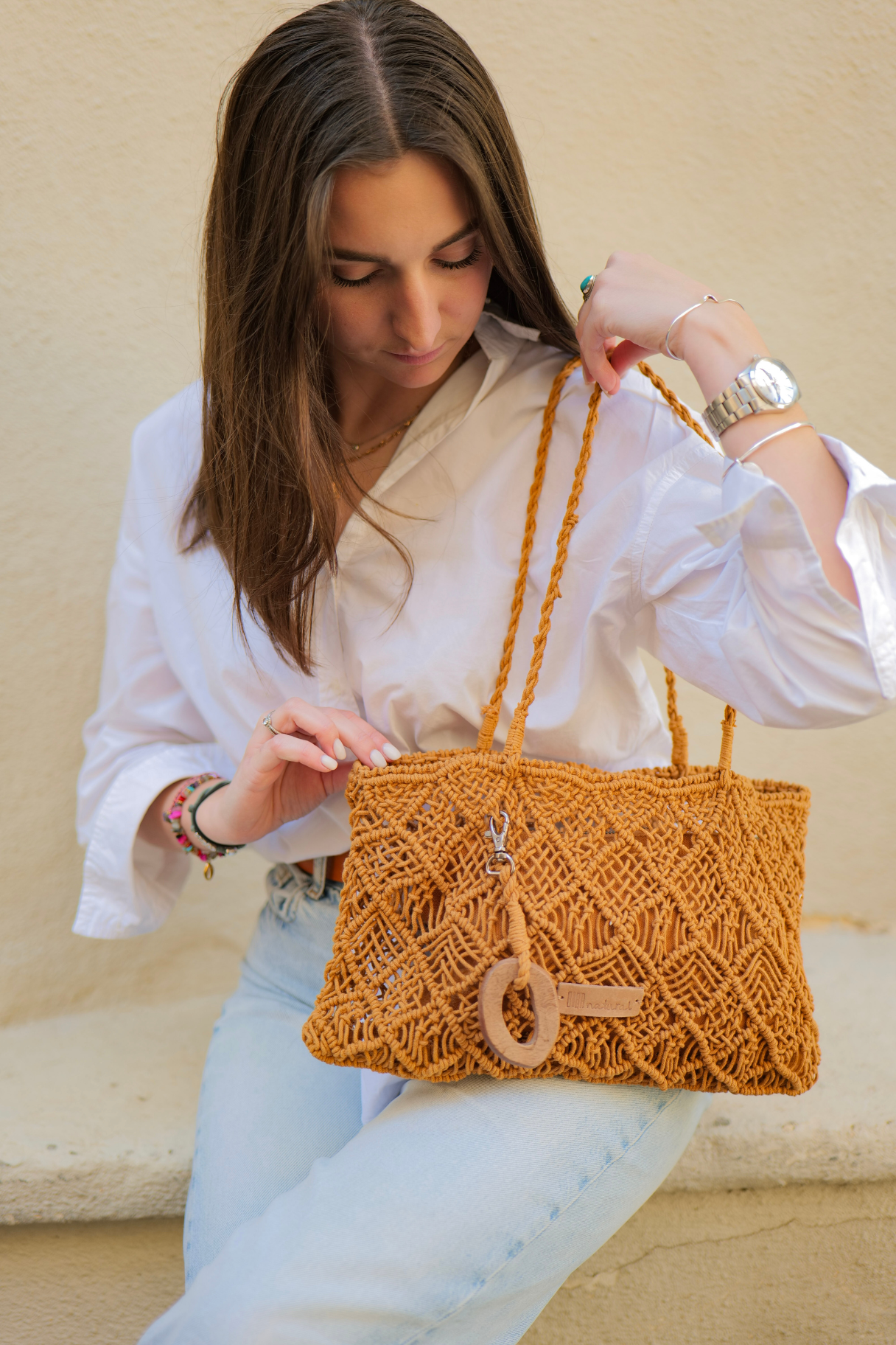 Sac baguette Biba en coton crocheté camel avec anneau en bois et pochette intérieure porté épaule
