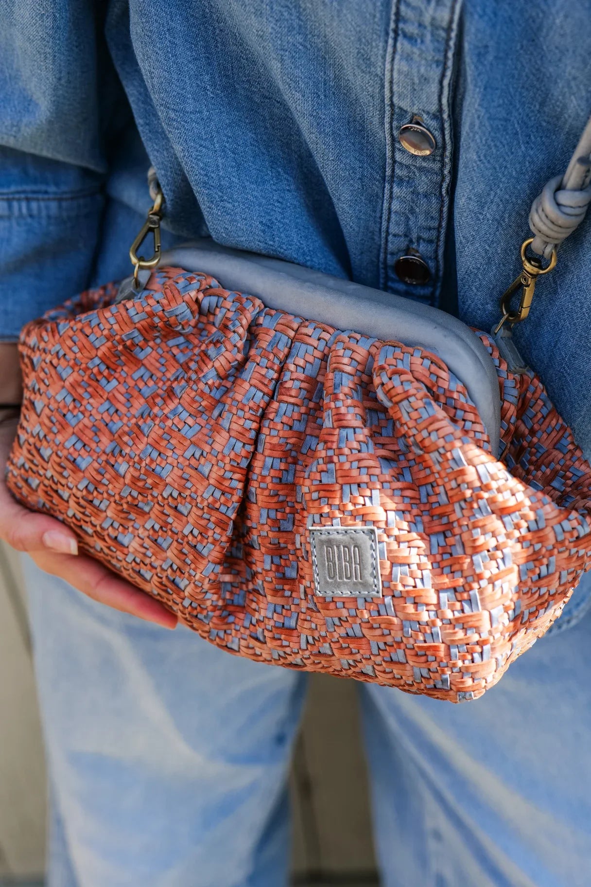 Sac Biba tressé bleu et rose