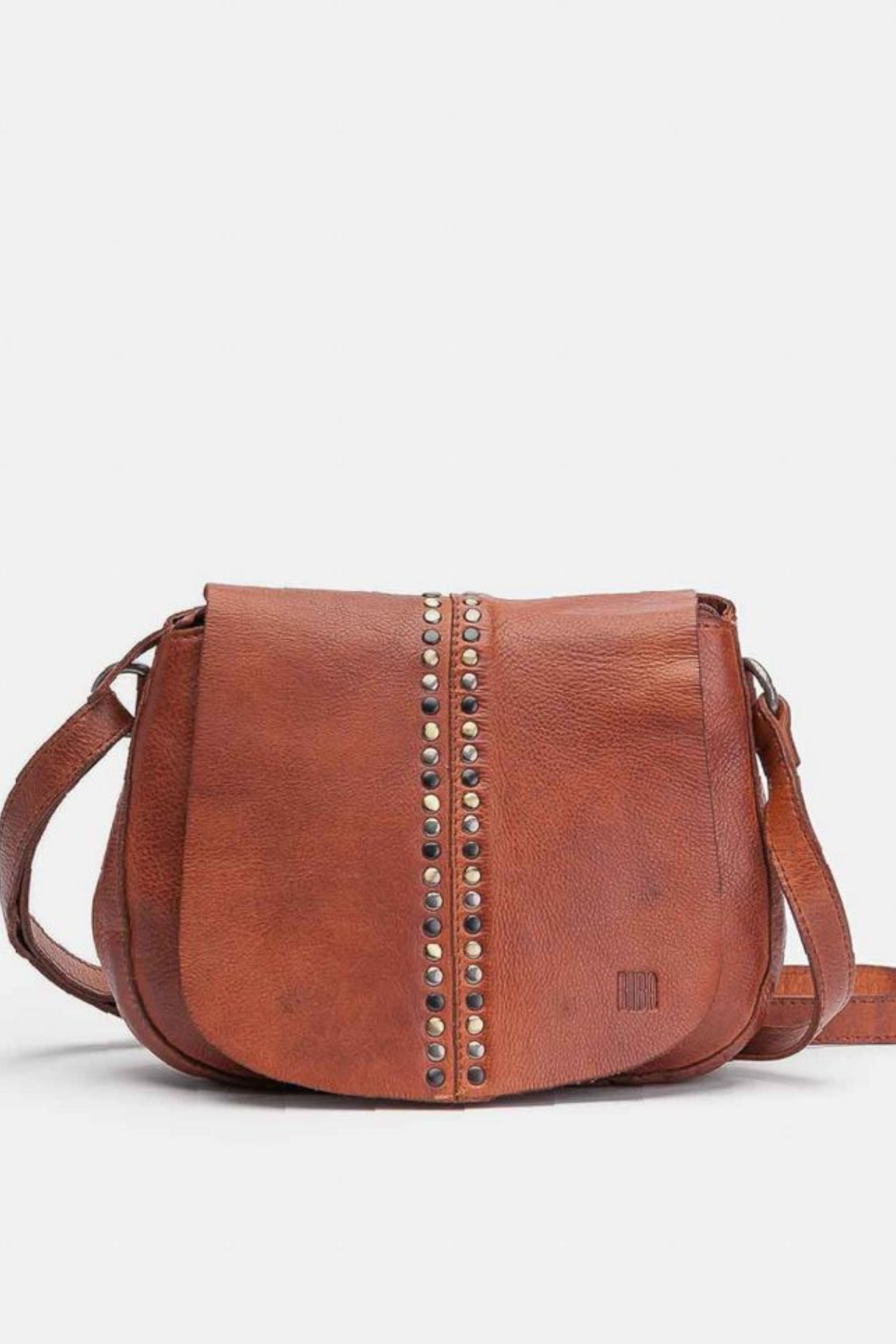 sac Biba Hancock en cuir camel vu de face avec détails rivetés