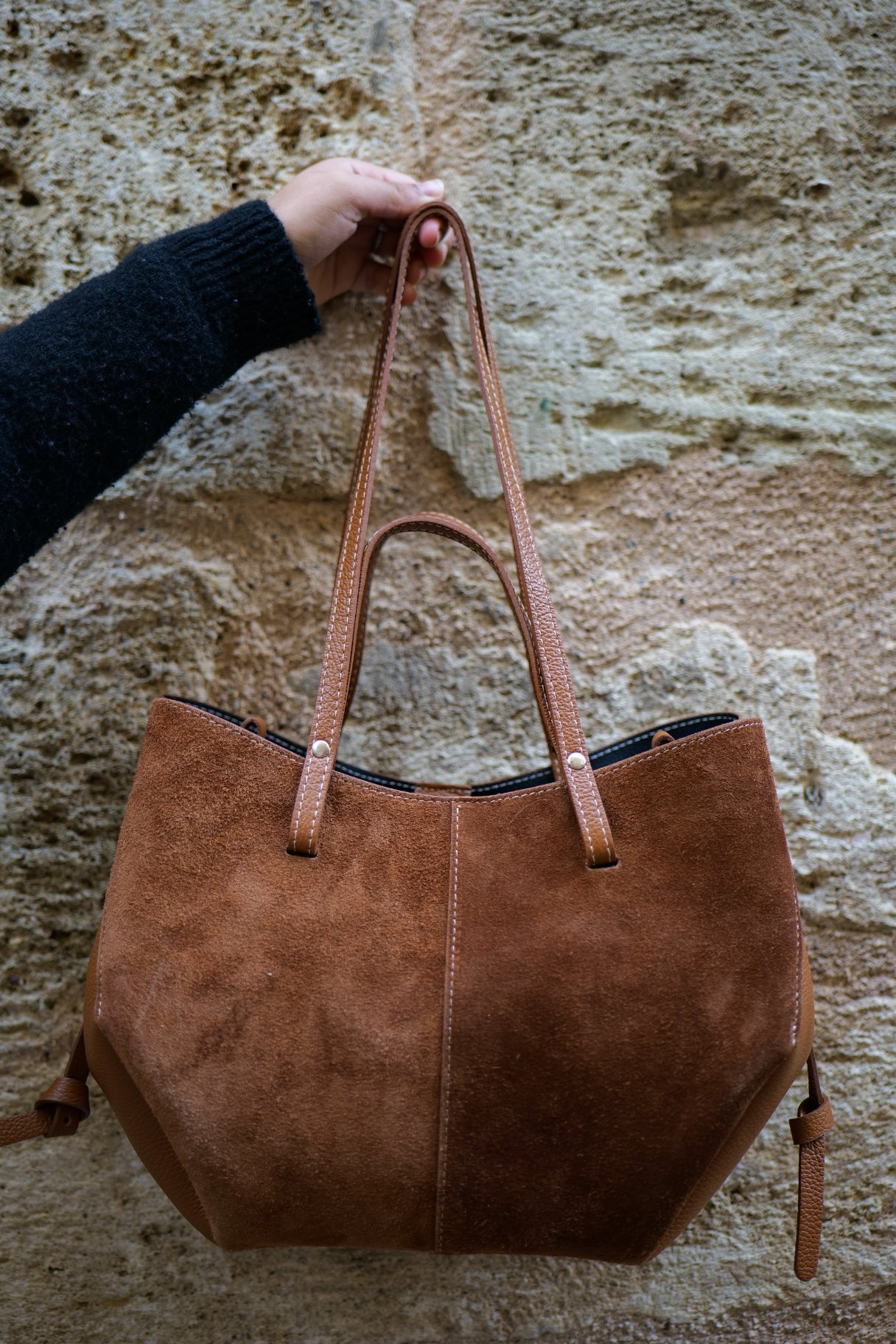 Sac Elyos en cuir suédé camel, une inspiration des tendances parisiennes
