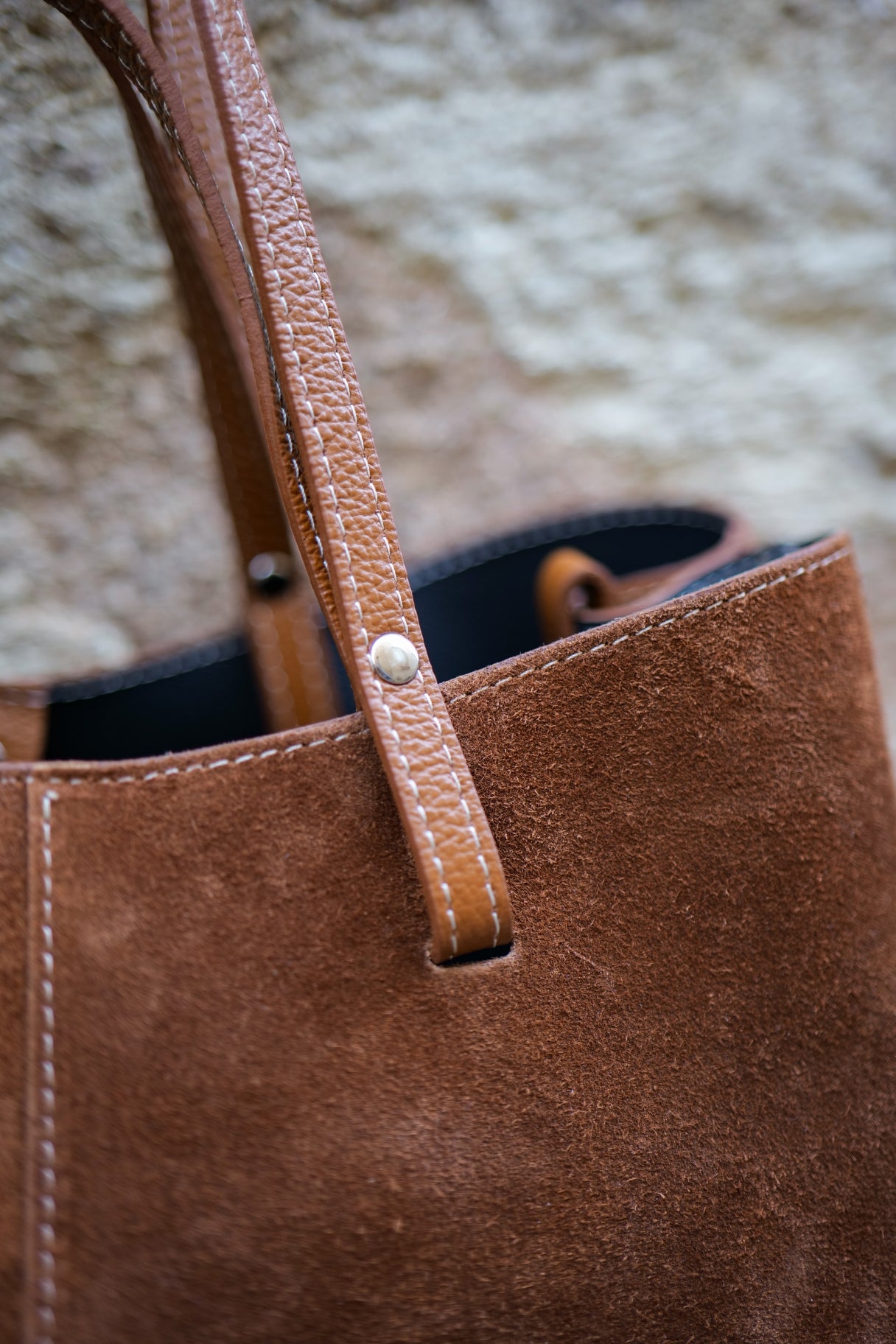 Sac Elyos en cuir suédé camel, en detail