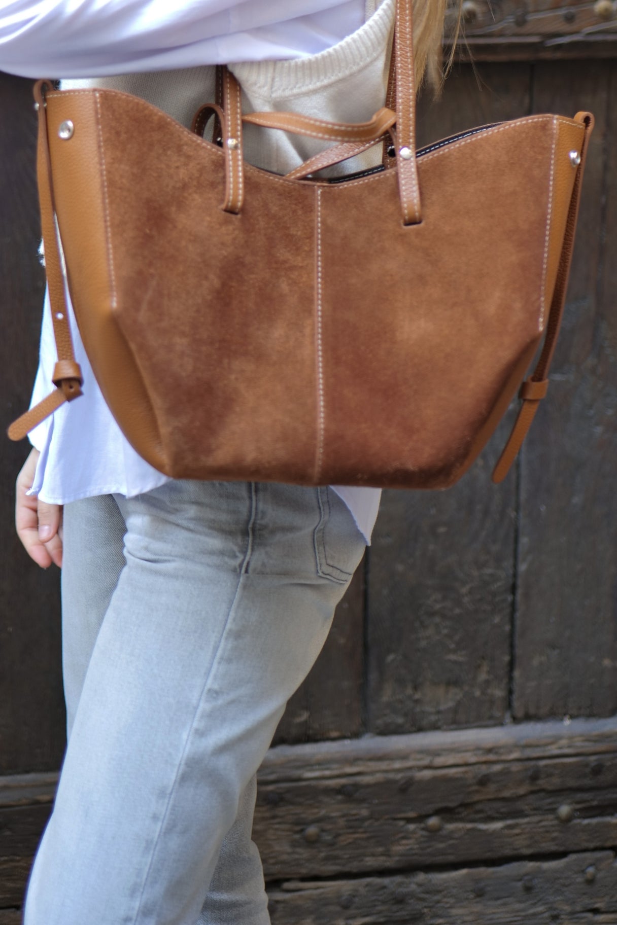 Sac Elyos en cuir suédé camel, silhouette élégante et raffinée