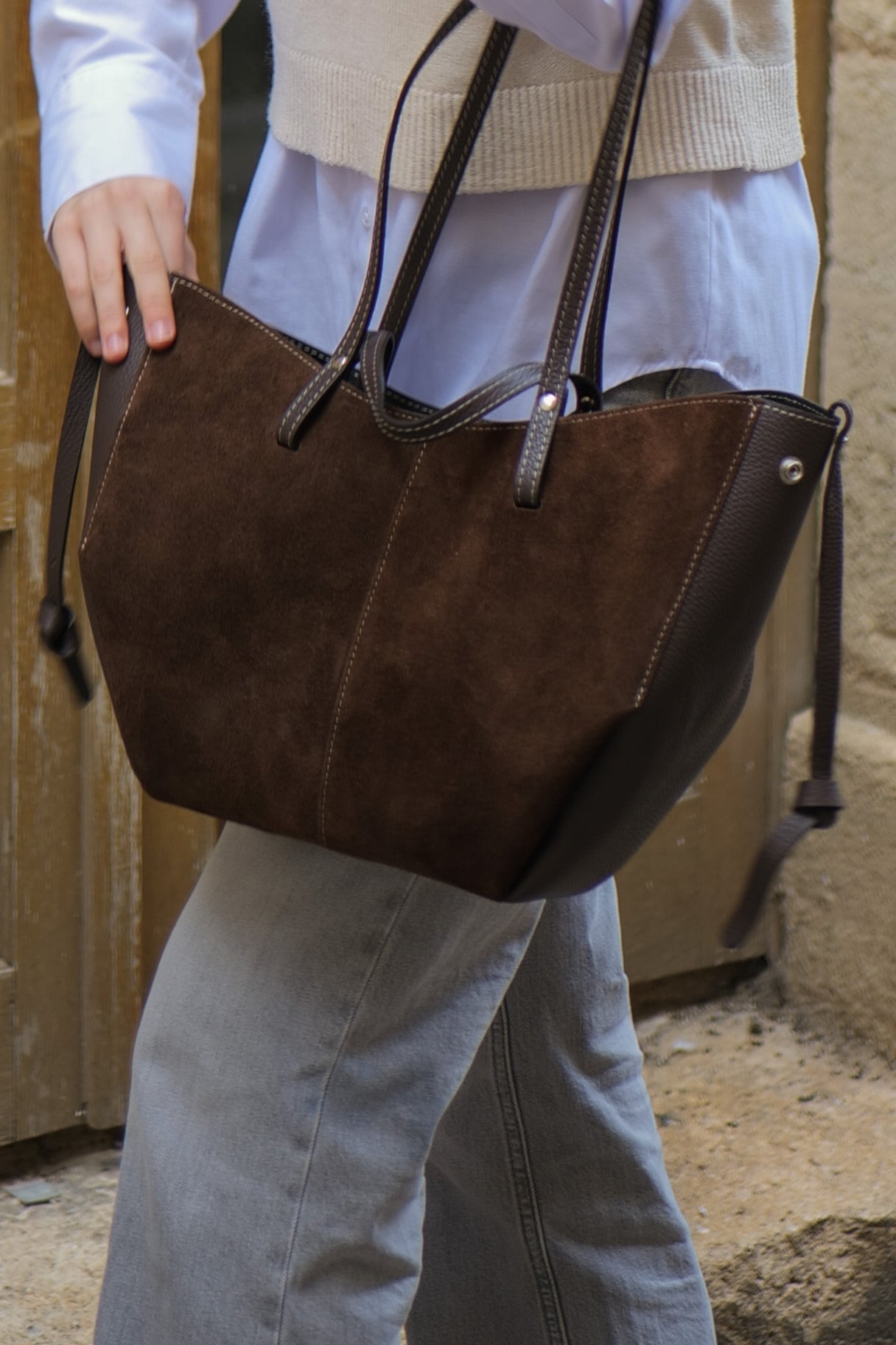 Sac Elyos en cuir suédé chocolat, silhouette élégante et raffinée