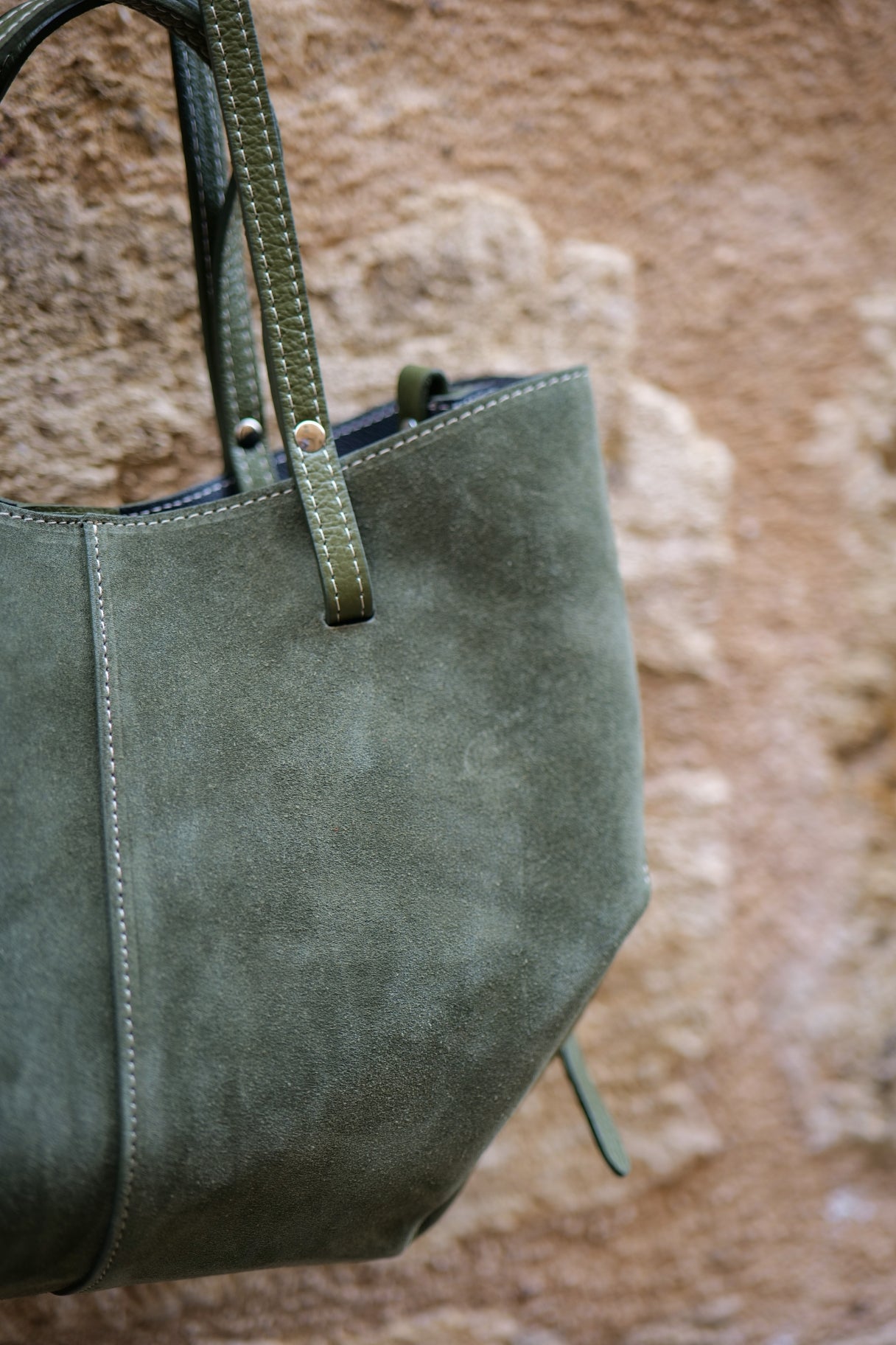 Sac Elyos en cuir suédé kaki, une inspiration des tendances parisiennes