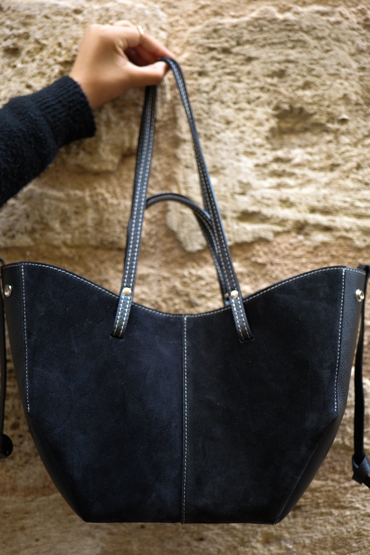 Sac Elyos en cuir suédé noir, une inspiration des tendances parisiennes