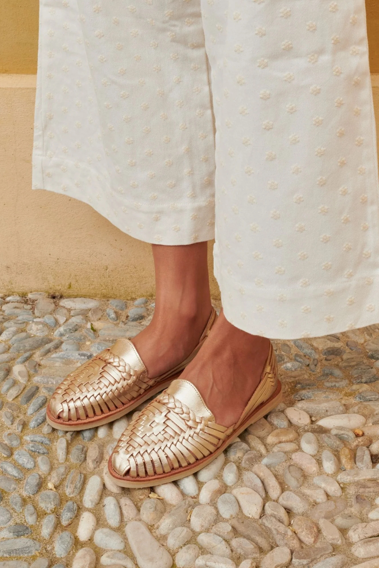 sandales femme doré champagne portées look été