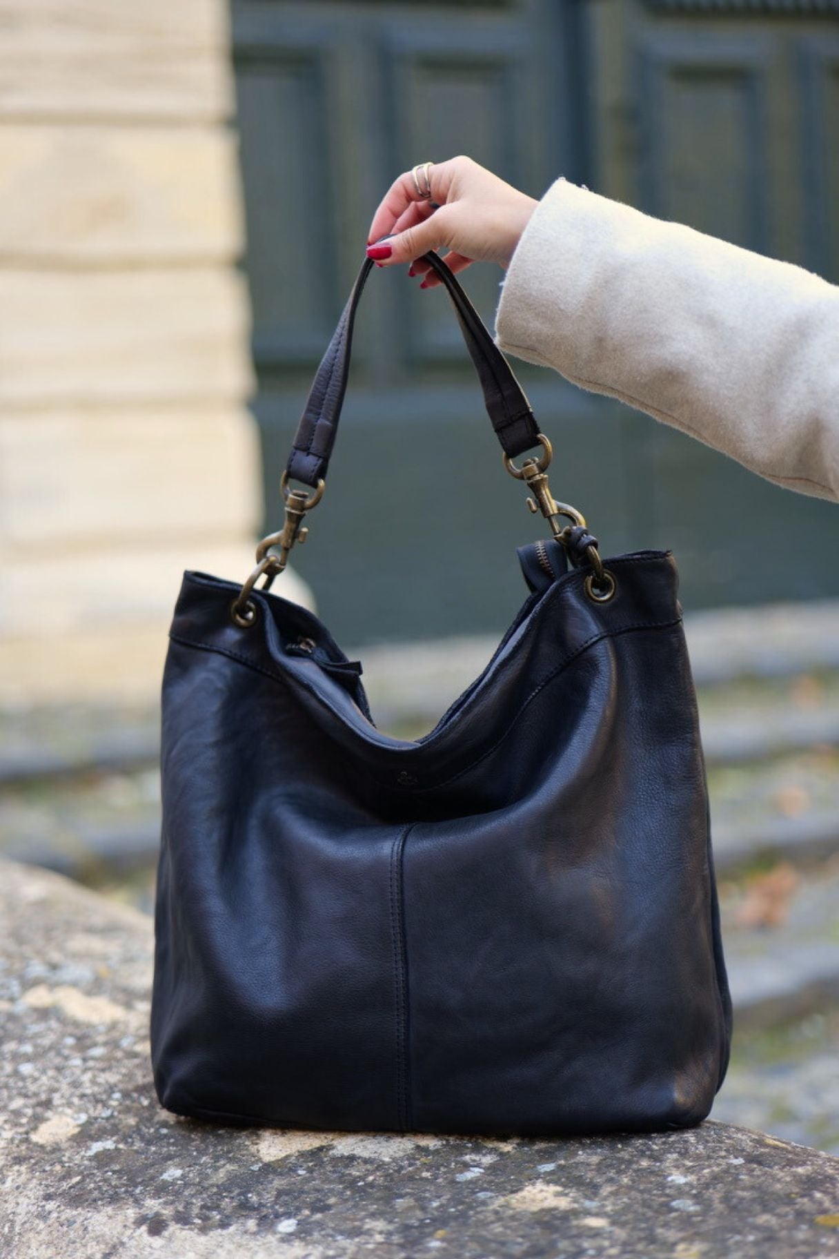 Grand sac besace en cuir souple noir Vicky - Nappa maroquinerie 