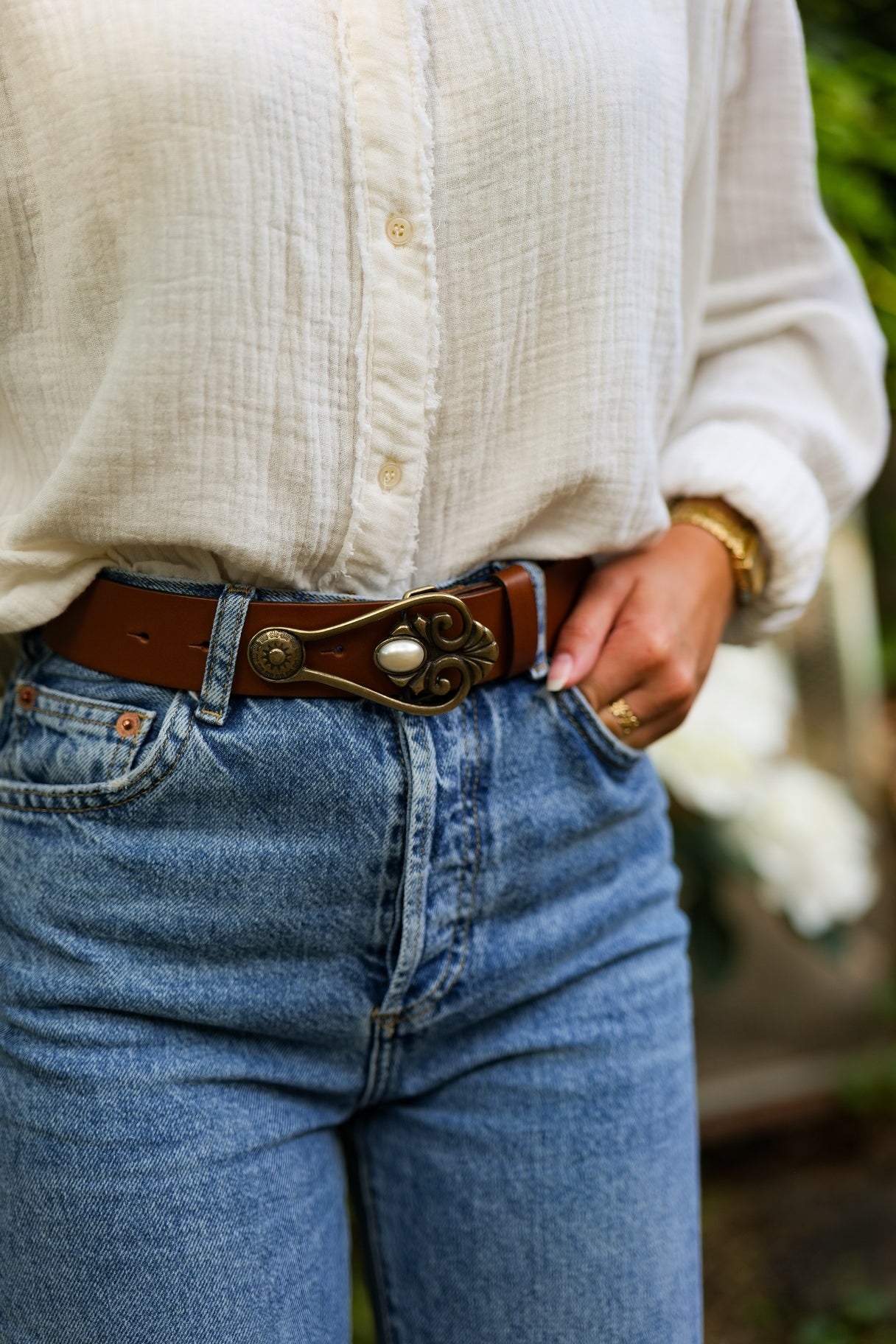 Ceinture en cuir marron et boucle ornée de motifs et perle - Nappa maroquinerie 