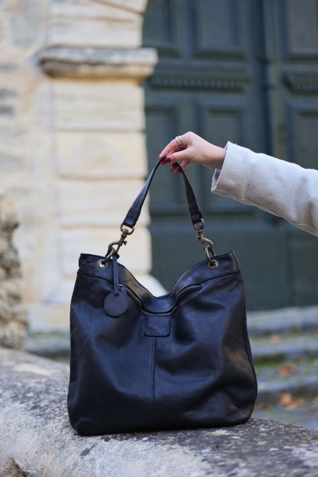 Grand sac besace en cuir souple noir Vicky 