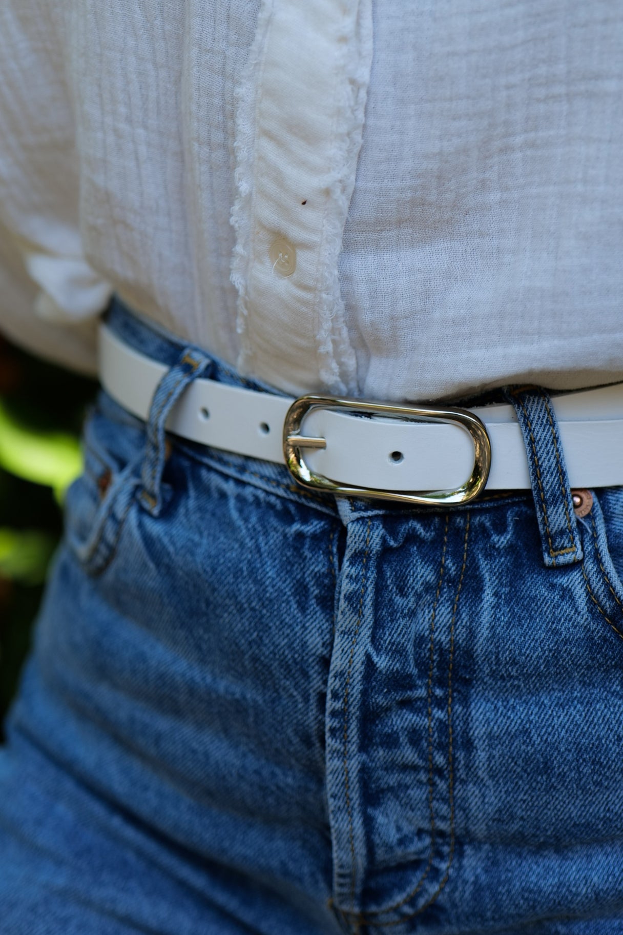 Ceinture fine en cuir blanc avec boucle ovale argentée