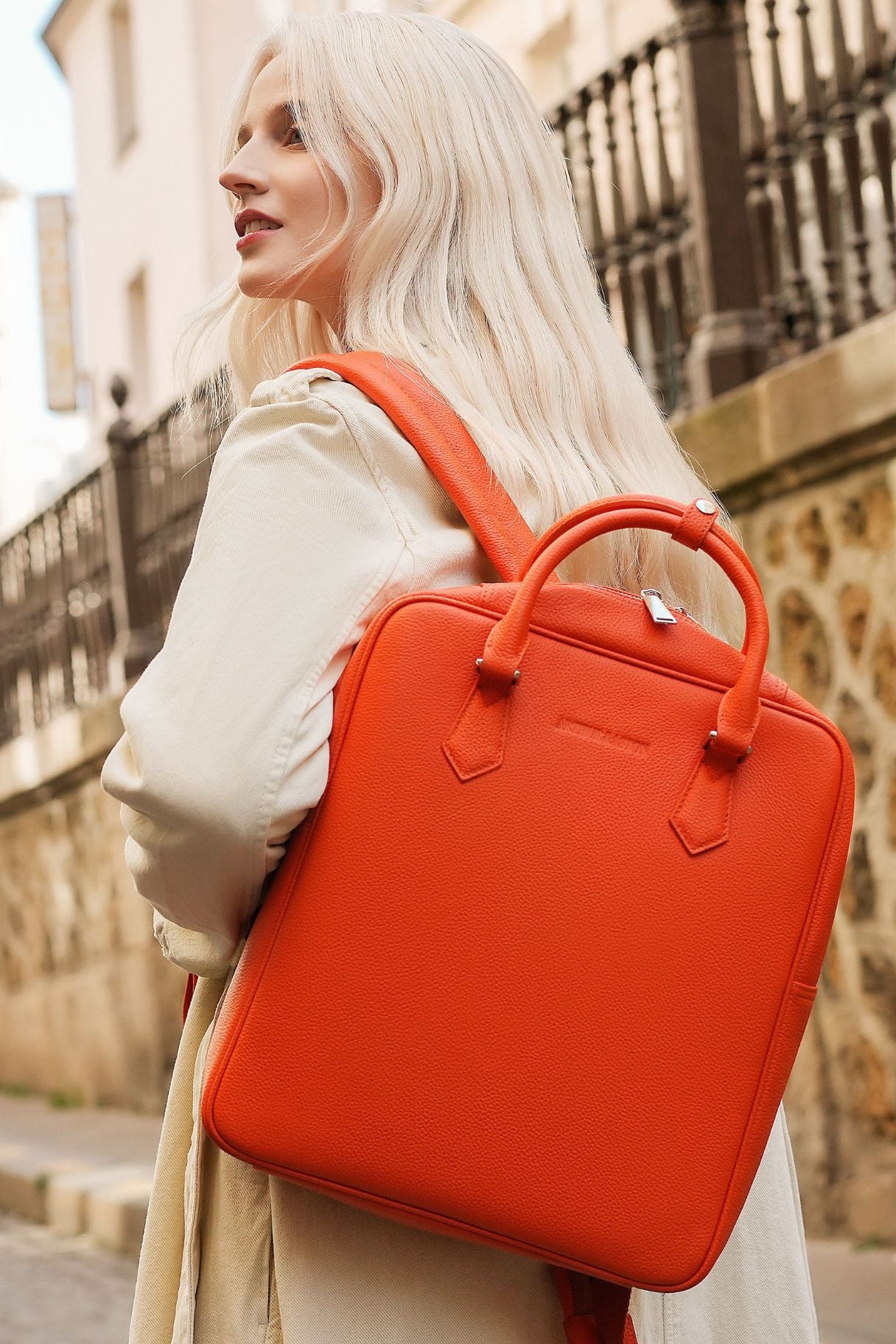 Sac à dos Anna en cuir noir ou orange - Arthur Aston