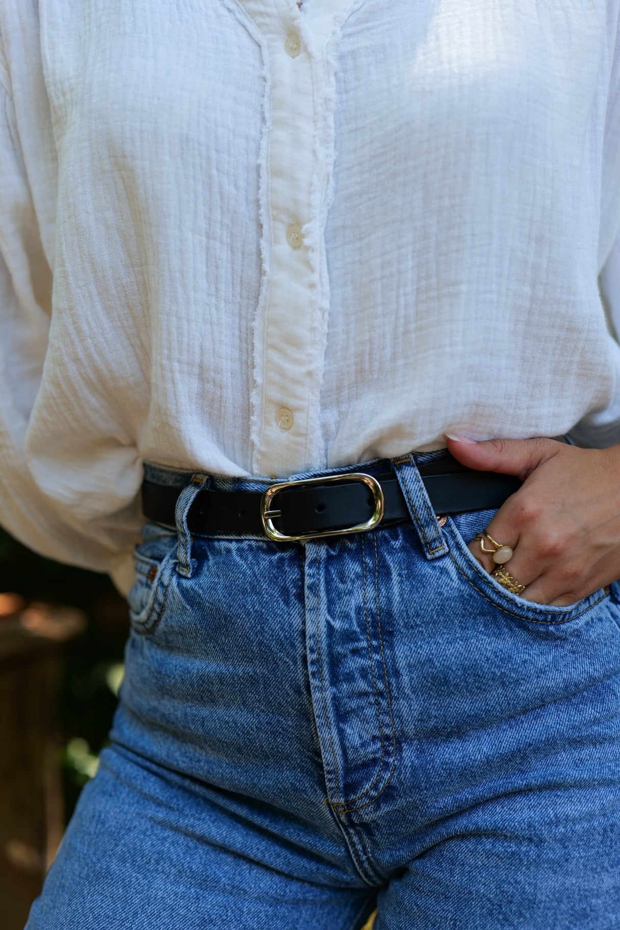 Ceinture artisanale fine en cuir noir avec boucle ovale argentée