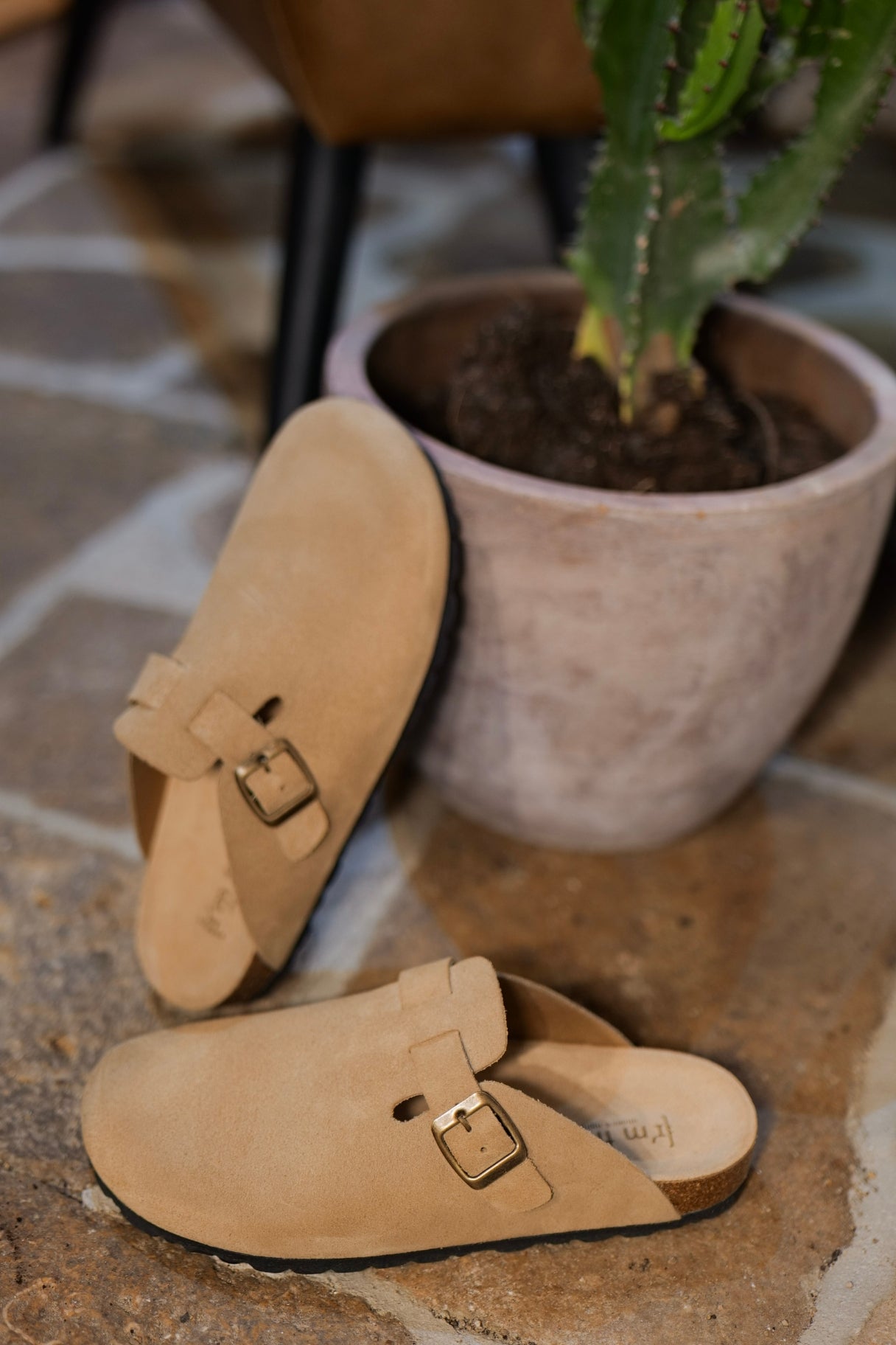 sabot en cuir daim beige avec boucle réglable style mule femme