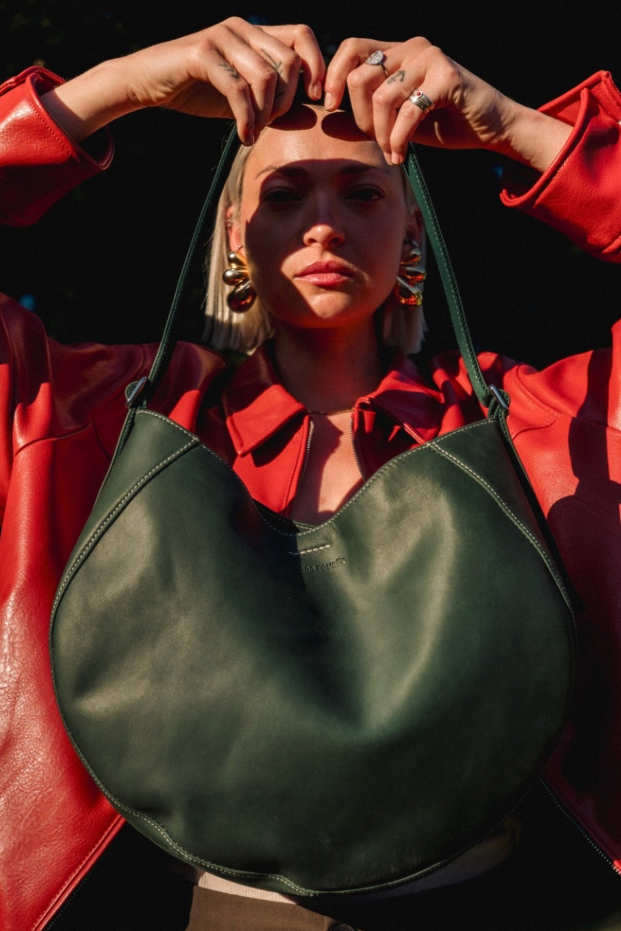 Le sac Atelier Foures Etna couleur cèdre, vert foncé