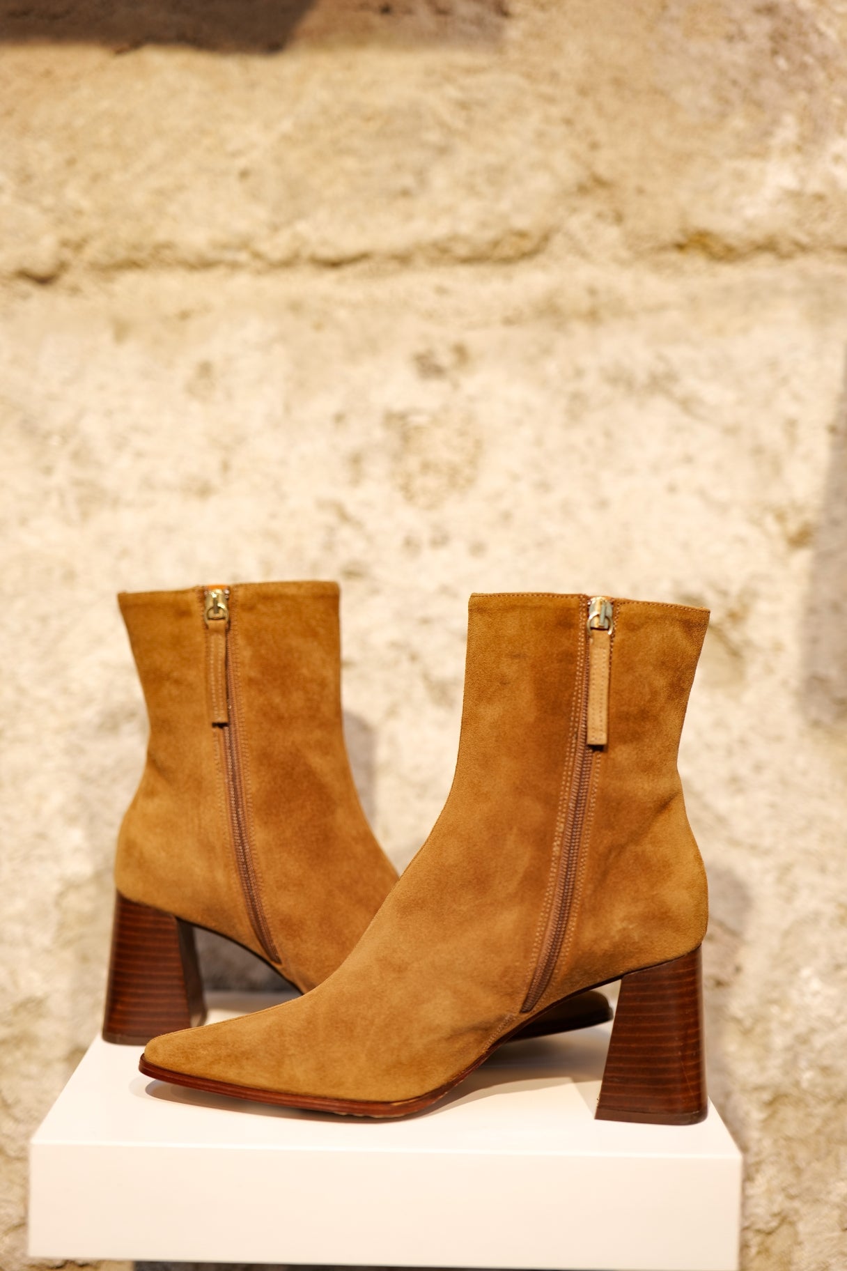 Bottines en suede camel à talons carrés Angel Alarcon 