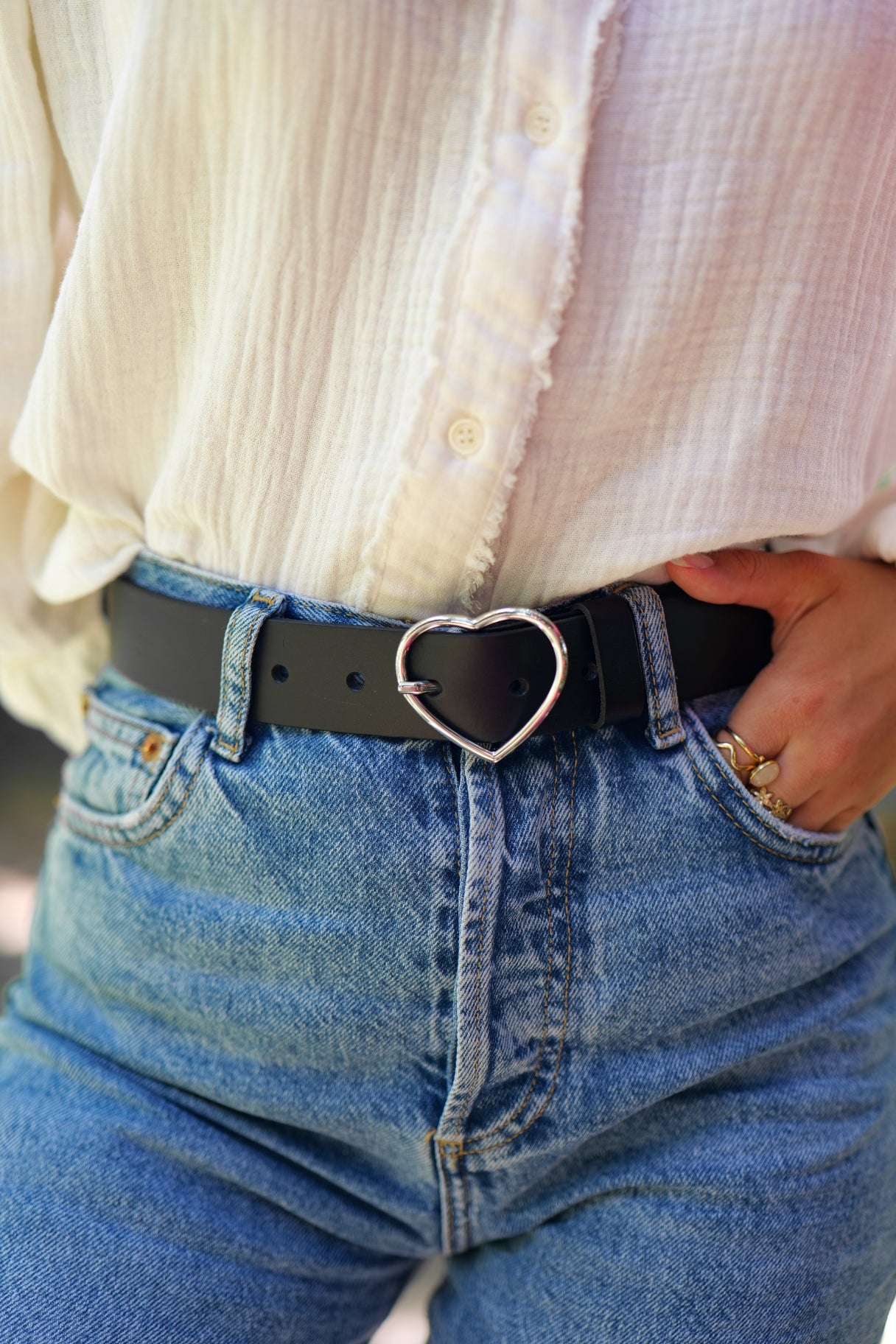 Ceinture en cuir noire avec boucle en forme de cœur