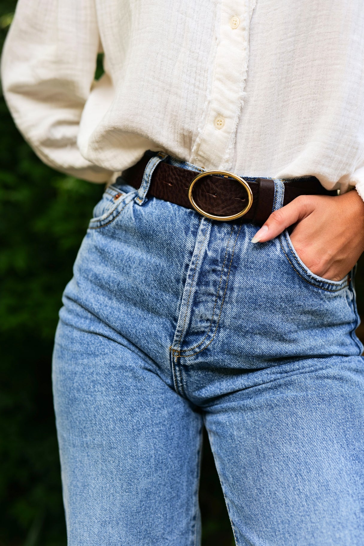 Ceinture artisanale en cuir marron avec boucle dorée ovale - Nappa maroquinerie 