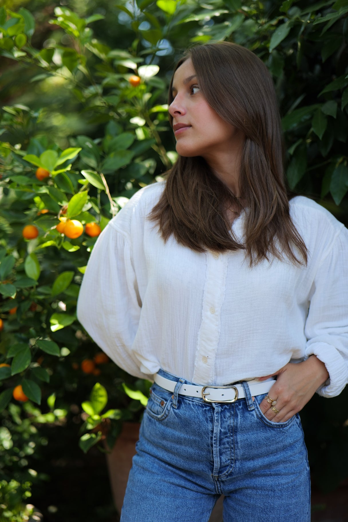 Ceinture fine en cuir blanc avec boucle ovale argentée