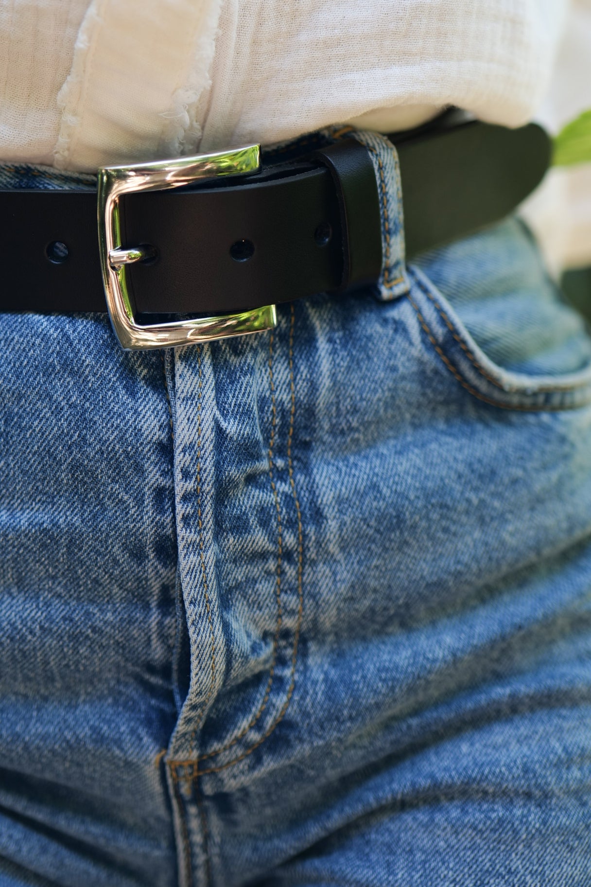 Ceinture femme en cuir pleine fleur noire avec boucle argentée
