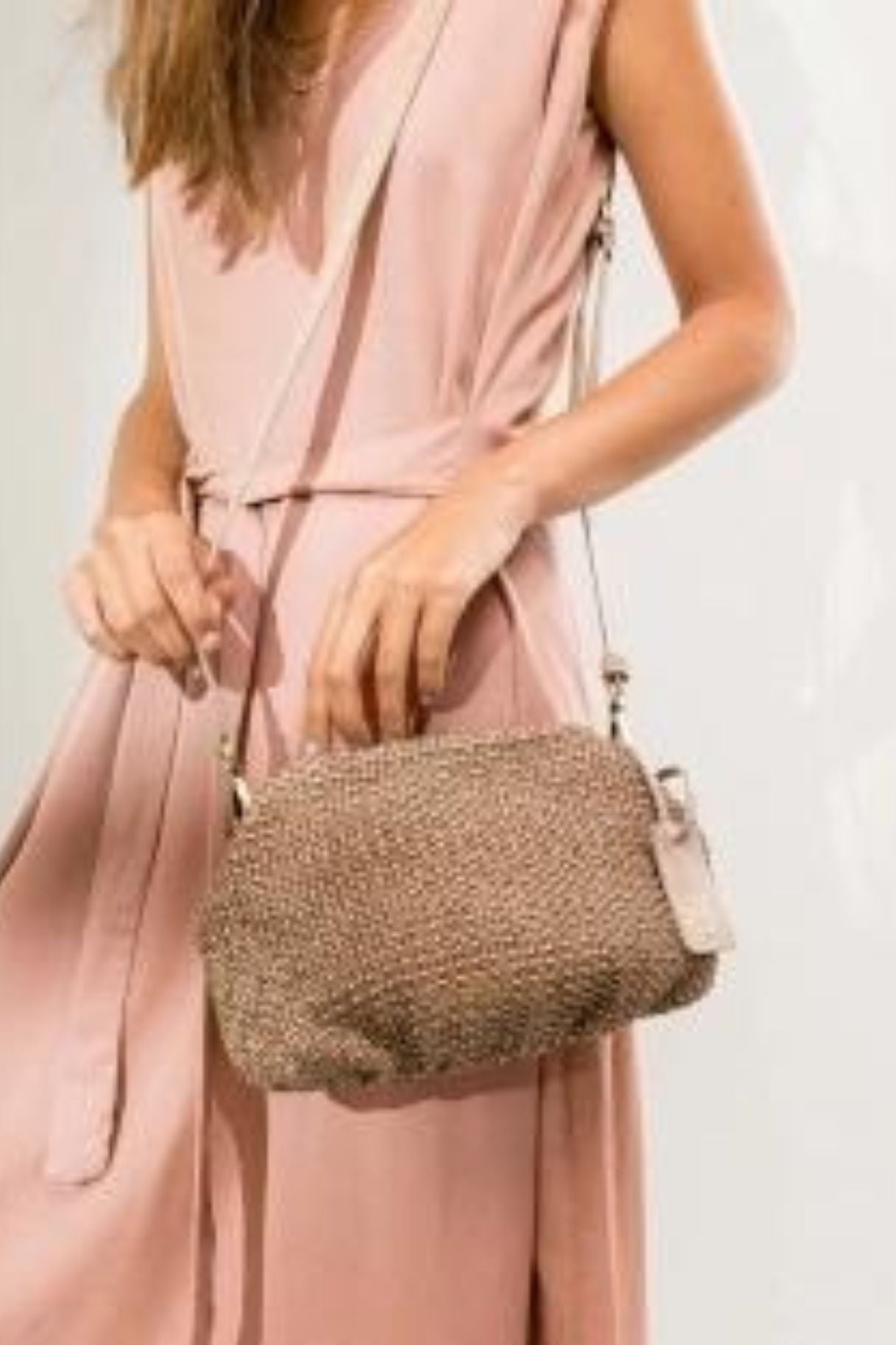 Petit sac à main tressé fin beige en cuir - fermeture magnétique - sac en bandoulière - pochette soirée beige clair en cuir