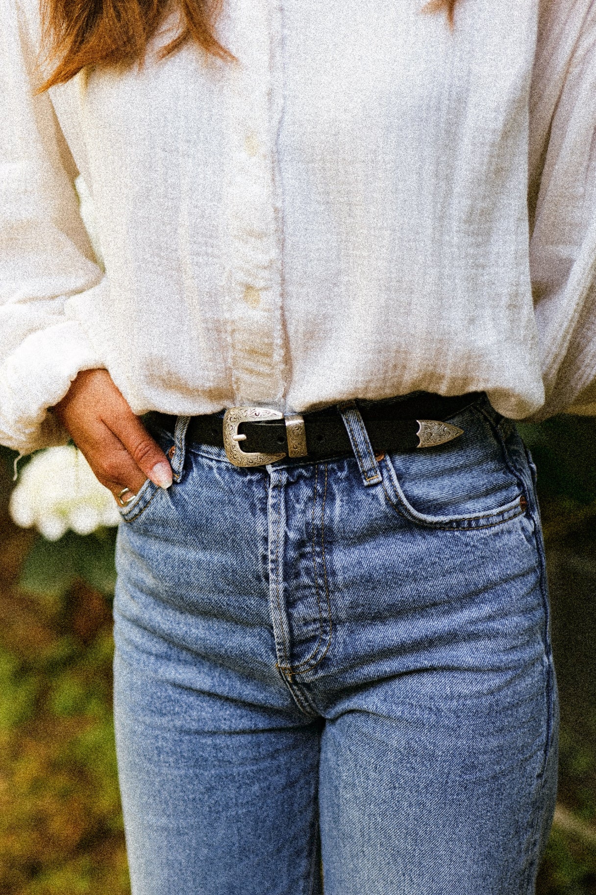 Ceinture artisanale fine en cuir noir avec boucle western