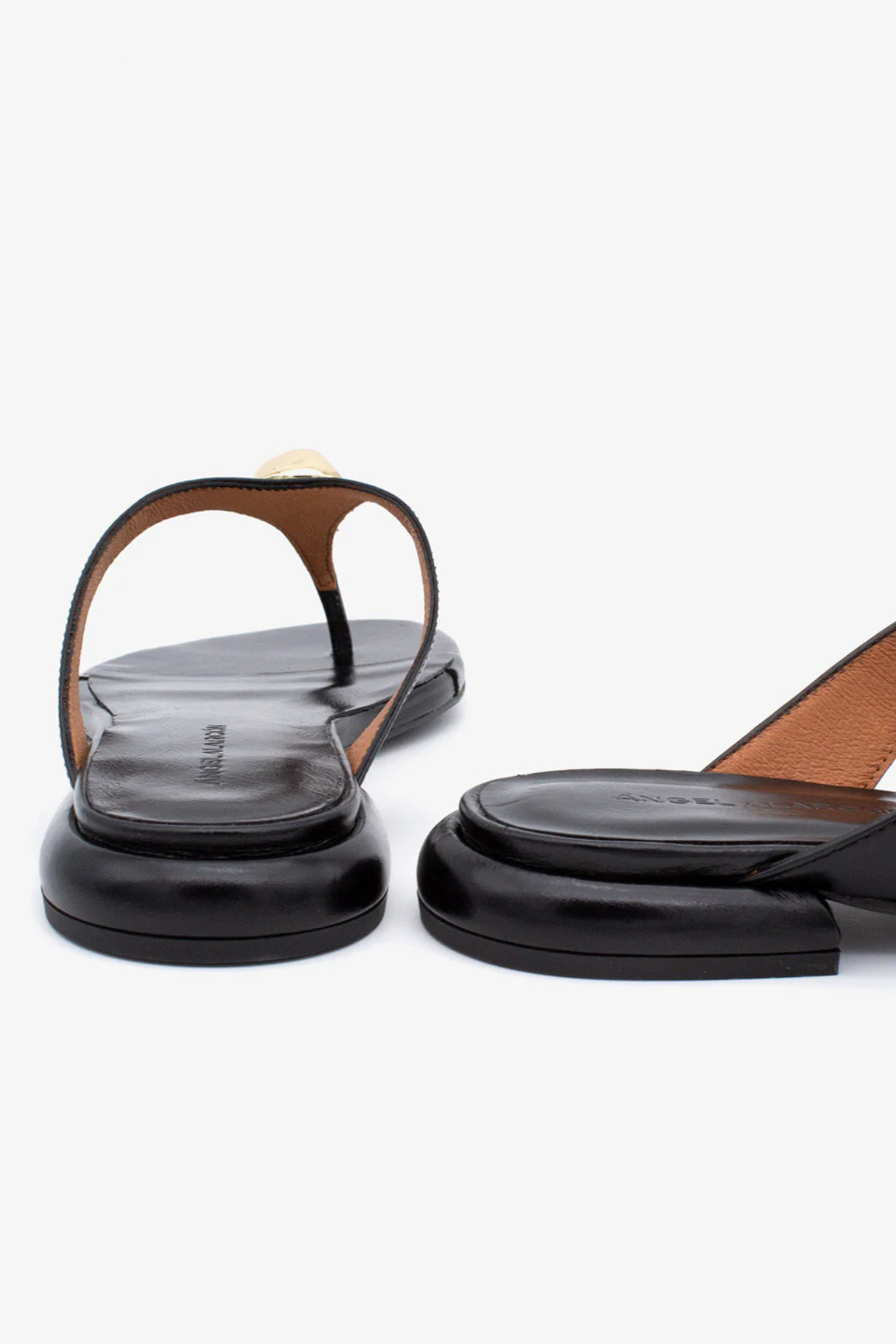 Sandales tong cuir noir Claudia Ángel Alarcón, vue arrière semelle sculptée