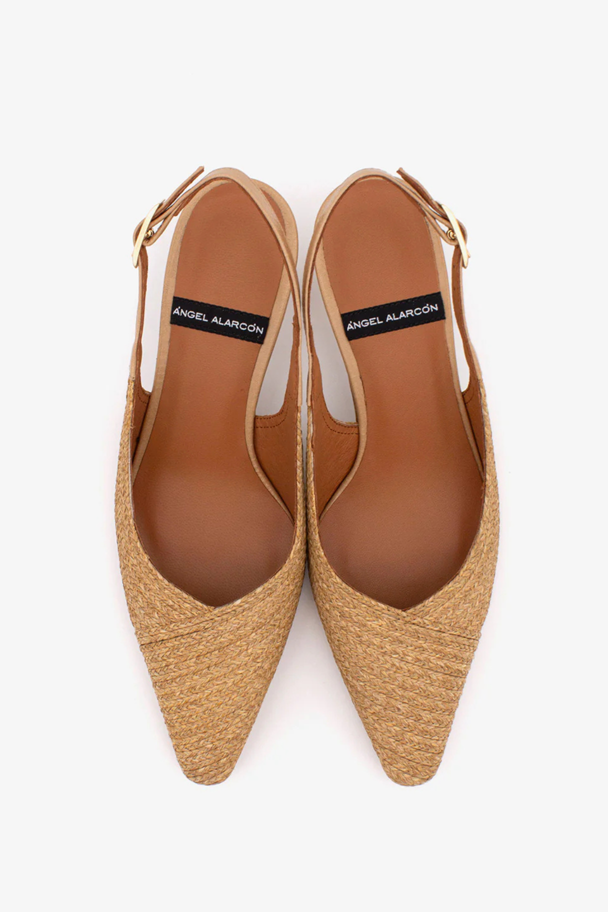 Vue du dessus escarpins slingback raphia Olivia Ángel Alarcón, décolleté croisé bout pointu
