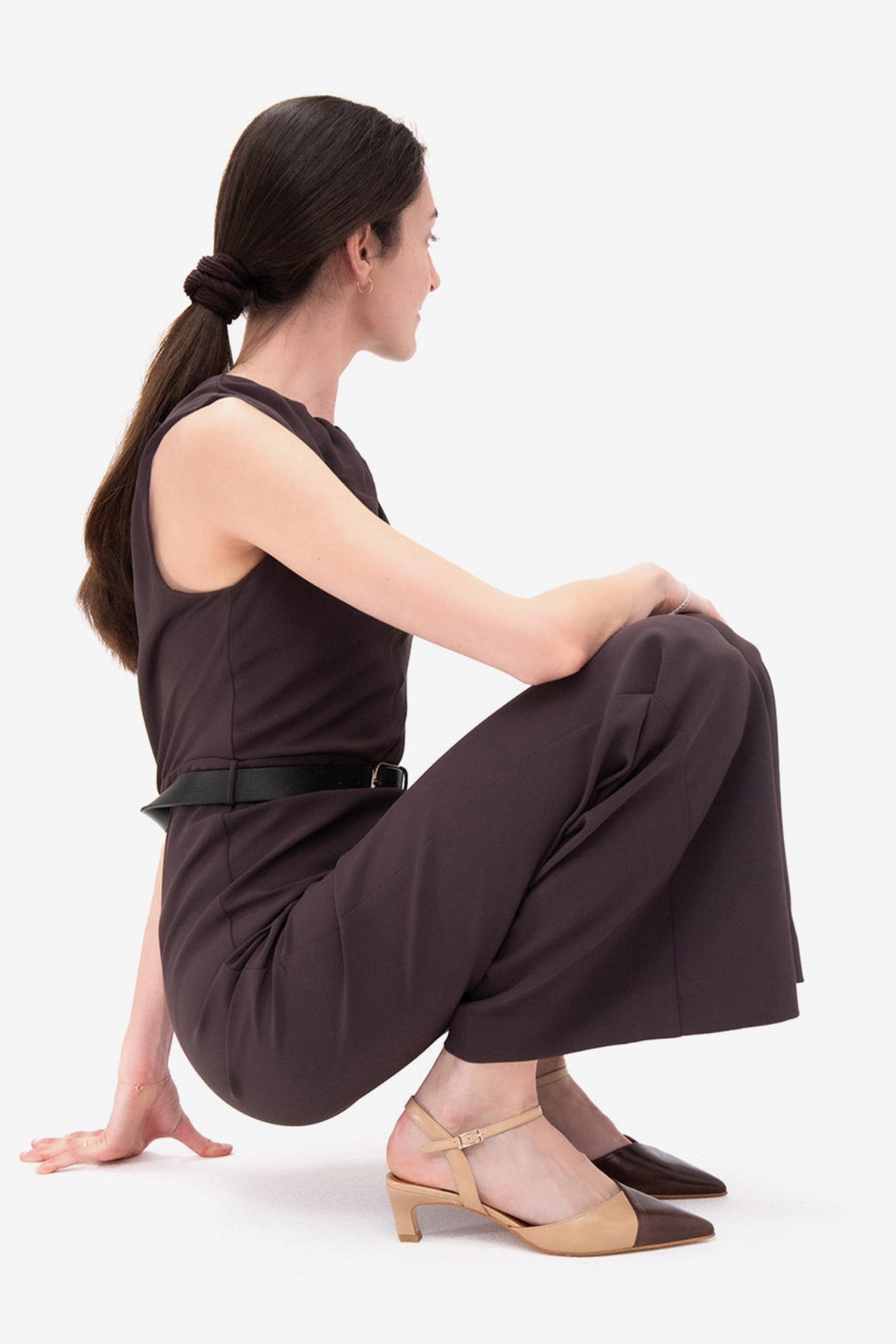 Femme portant les escarpins Serena bicolores sable et marron avec tenue tailleur