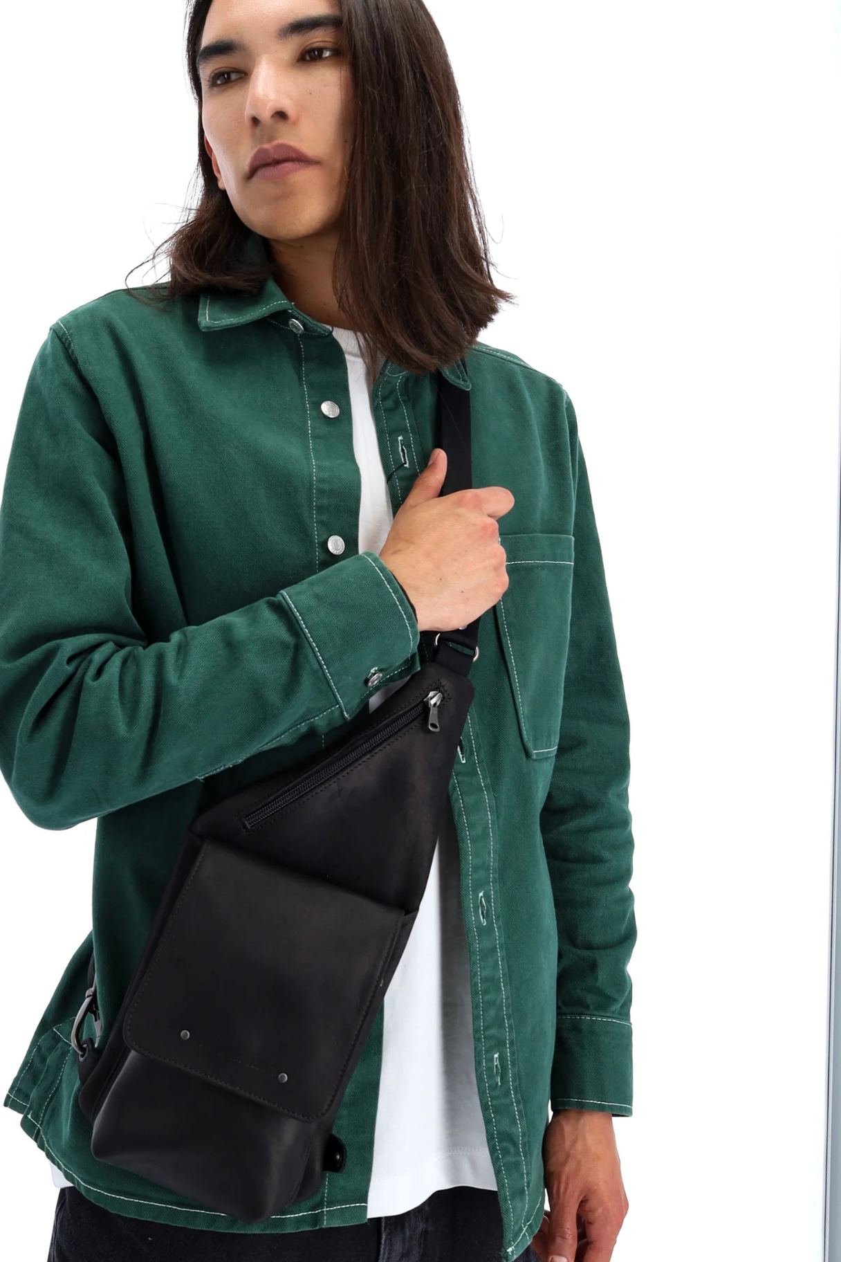 Holster cuir noir Dionysos Ateliers Fourès porté en bandoulière croisée par homme, look streetwear premium