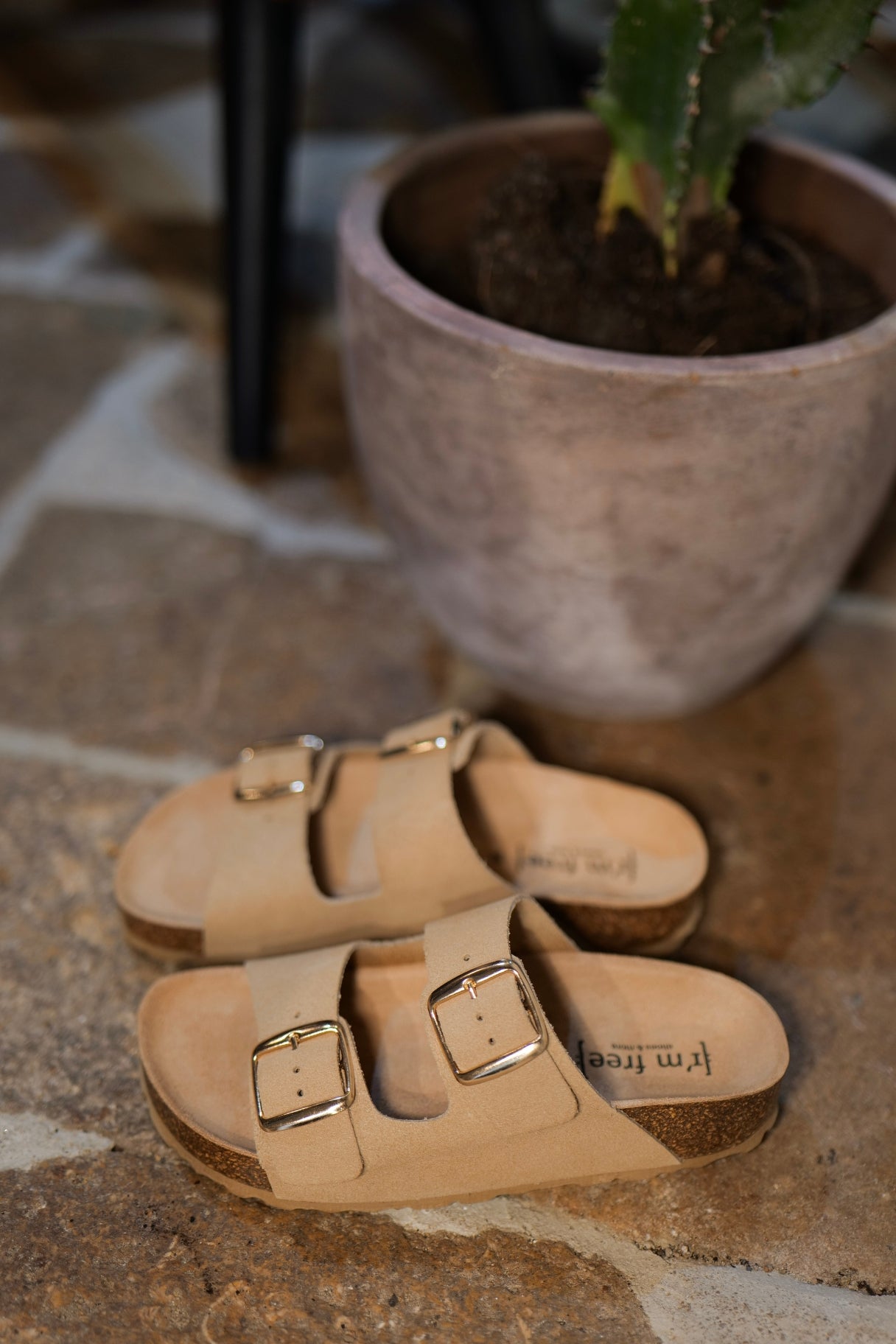 sandales beige à double bride avec boucles métalliques et semelle ergonomique liège